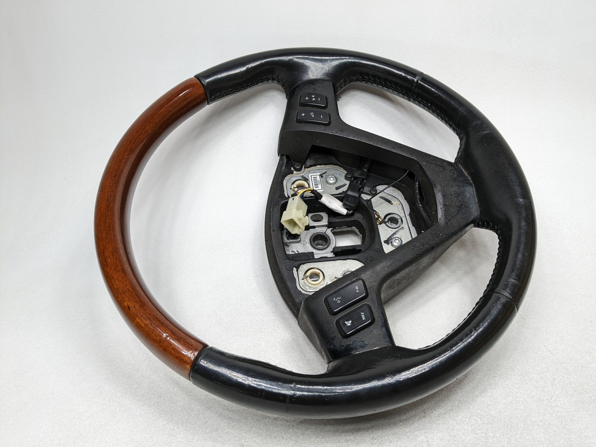 2004 - 2009 CADILLAC SRX OEM STEERING WHEEL WITH MULTIFUNCTIONAL CONTROL SWITCH