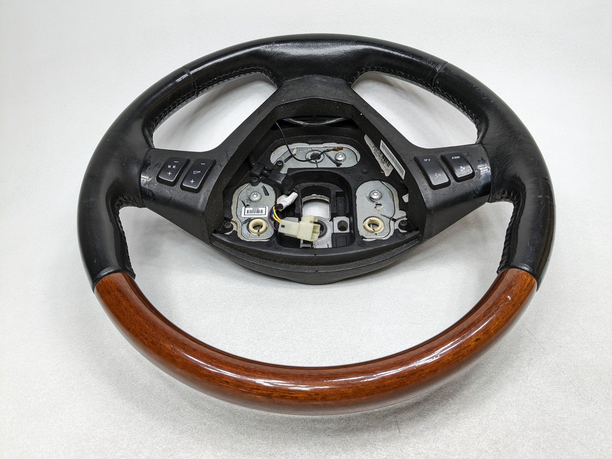 2004 - 2009 CADILLAC SRX OEM STEERING WHEEL WITH MULTIFUNCTIONAL CONTROL SWITCH