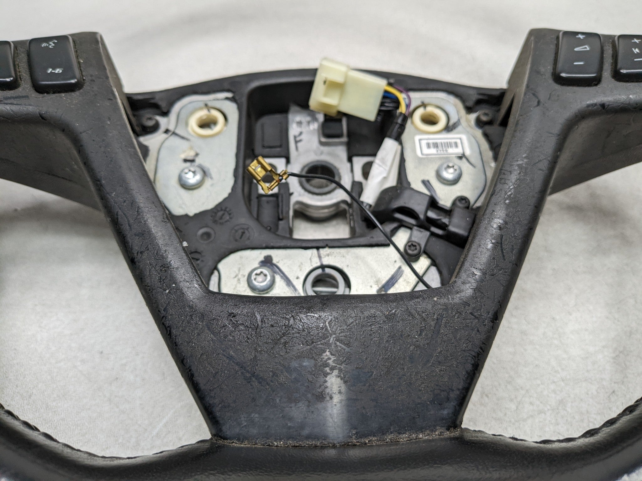 2004 - 2009 CADILLAC SRX OEM STEERING WHEEL WITH MULTIFUNCTIONAL CONTROL SWITCH