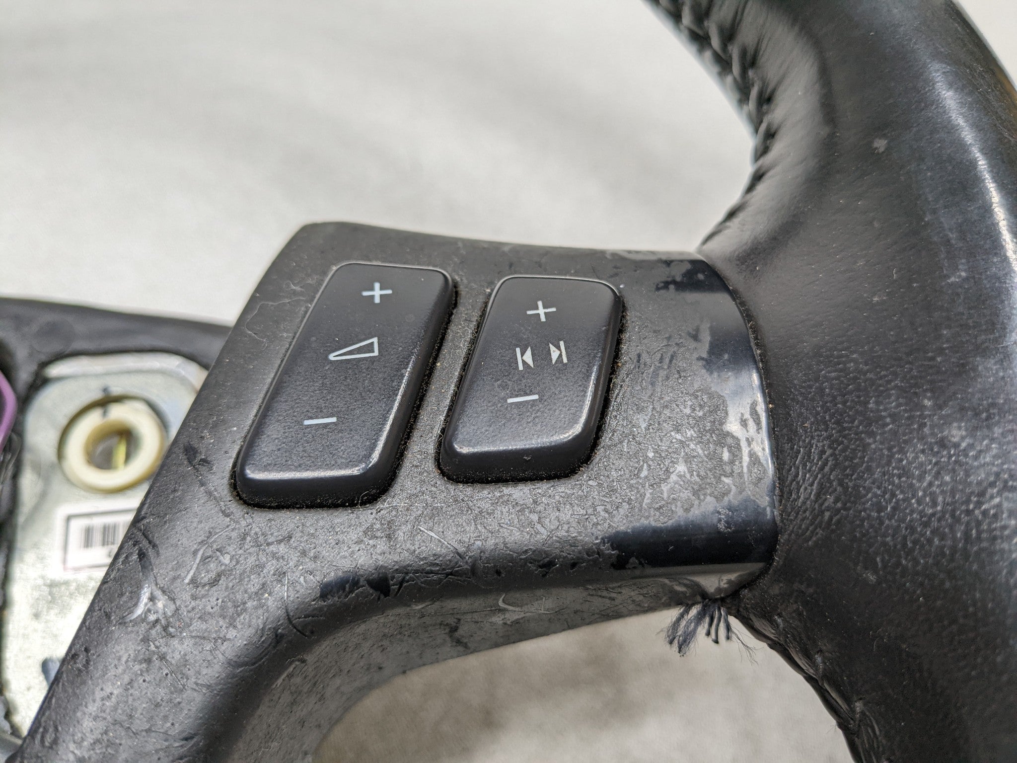 2004 - 2009 CADILLAC SRX OEM STEERING WHEEL WITH MULTIFUNCTIONAL CONTROL SWITCH