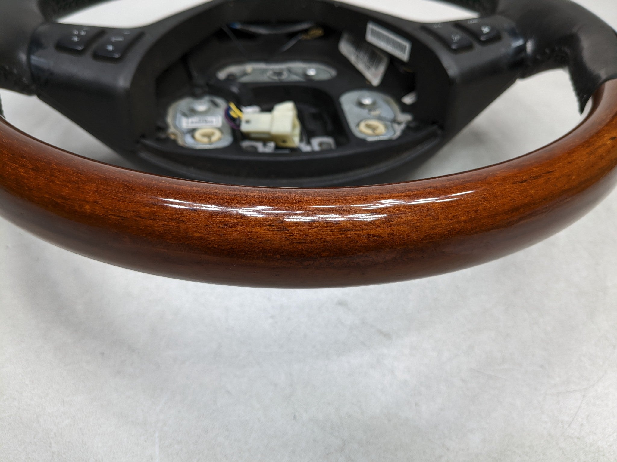 2004 - 2009 CADILLAC SRX OEM STEERING WHEEL WITH MULTIFUNCTIONAL CONTROL SWITCH