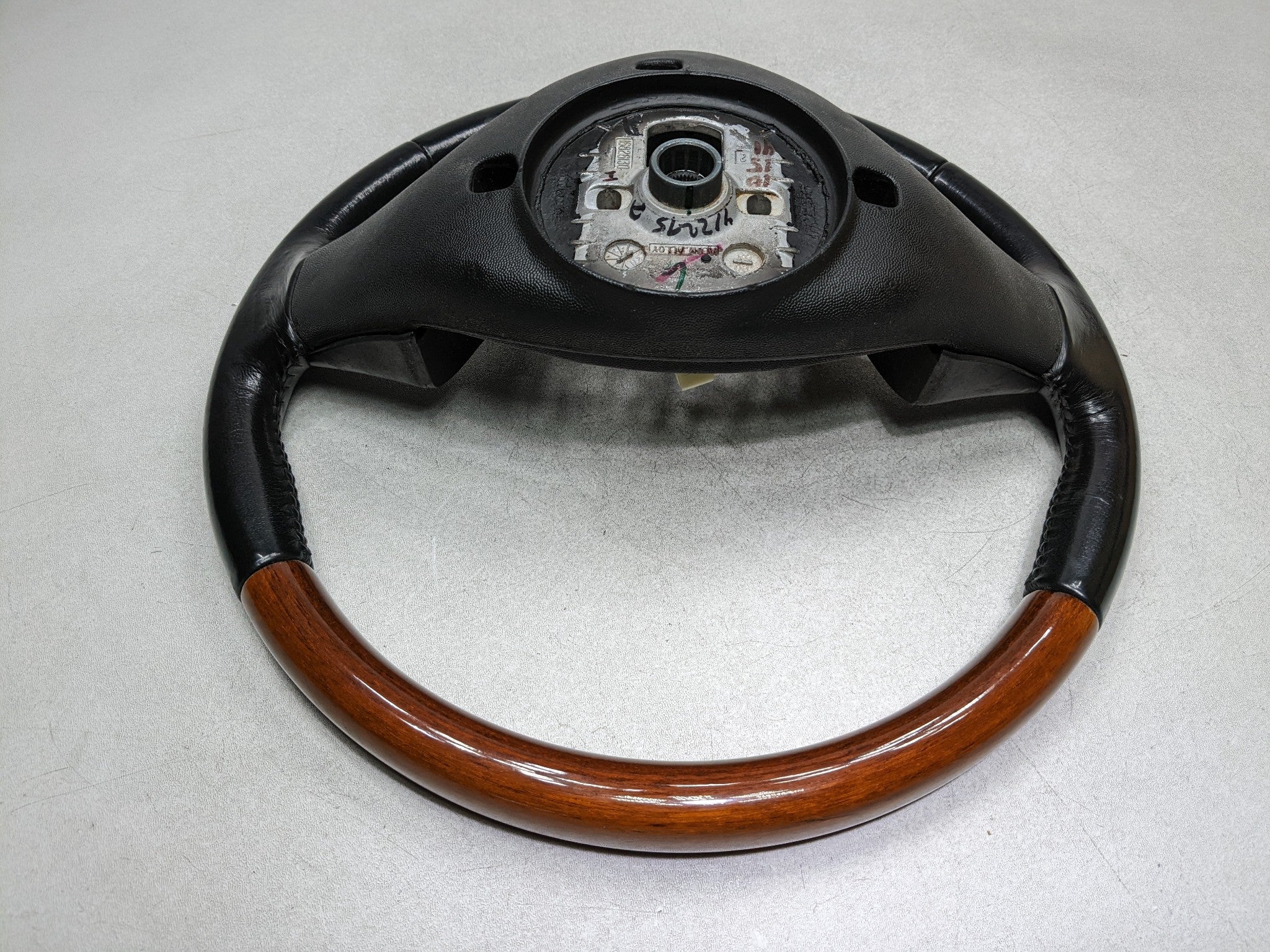 2004 - 2009 CADILLAC SRX OEM STEERING WHEEL WITH MULTIFUNCTIONAL CONTROL SWITCH