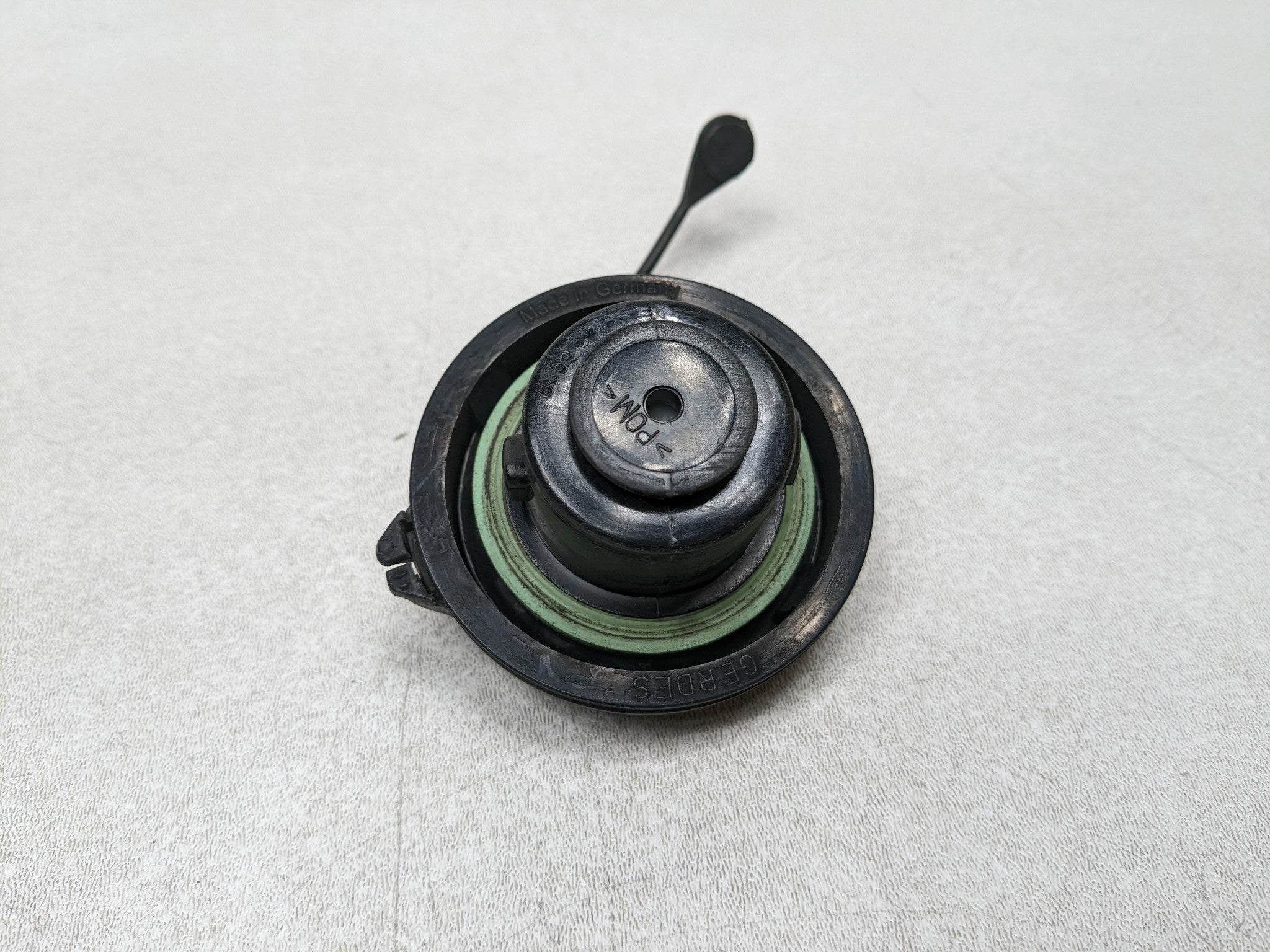 2004 - 2009 CADILLAC SRX OEM FUEL GAS TANK FILLER CAP ASSEMBLY BLACK
