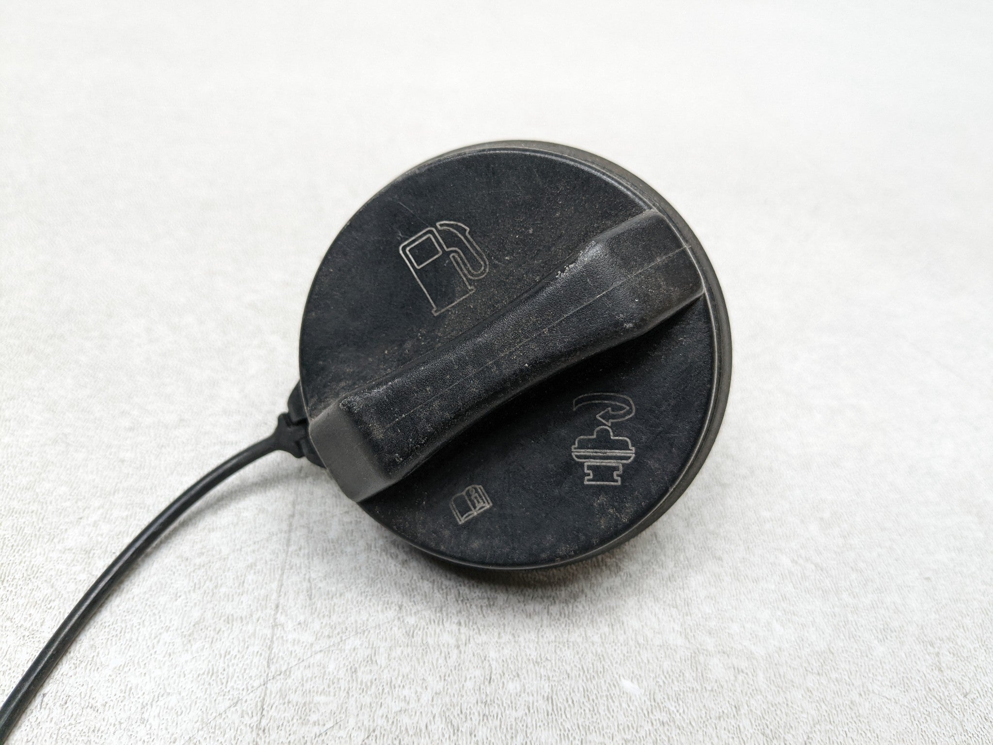 2004 - 2009 CADILLAC SRX OEM FUEL GAS TANK FILLER CAP ASSEMBLY BLACK