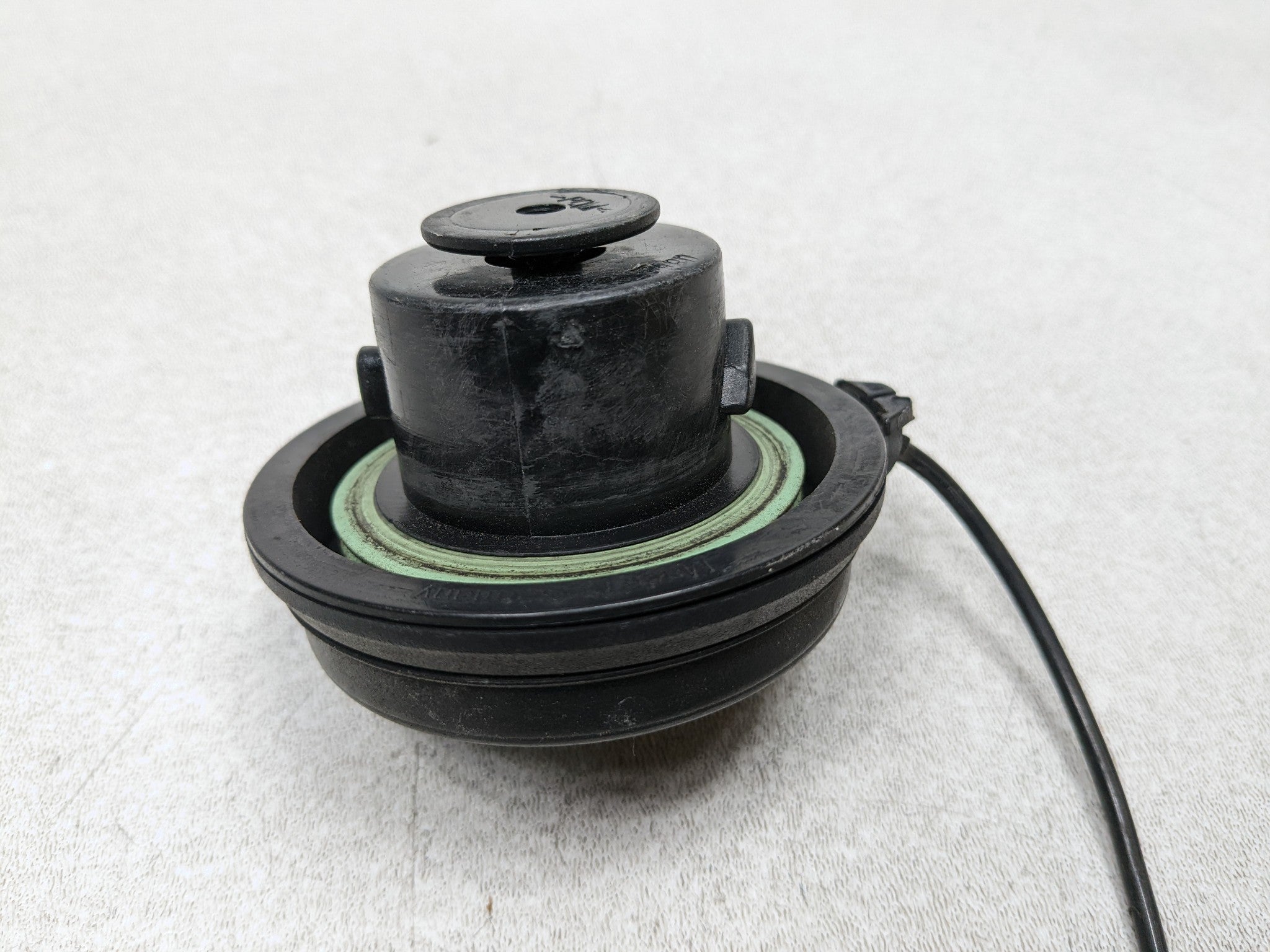 2004 - 2009 CADILLAC SRX OEM FUEL GAS TANK FILLER CAP ASSEMBLY BLACK