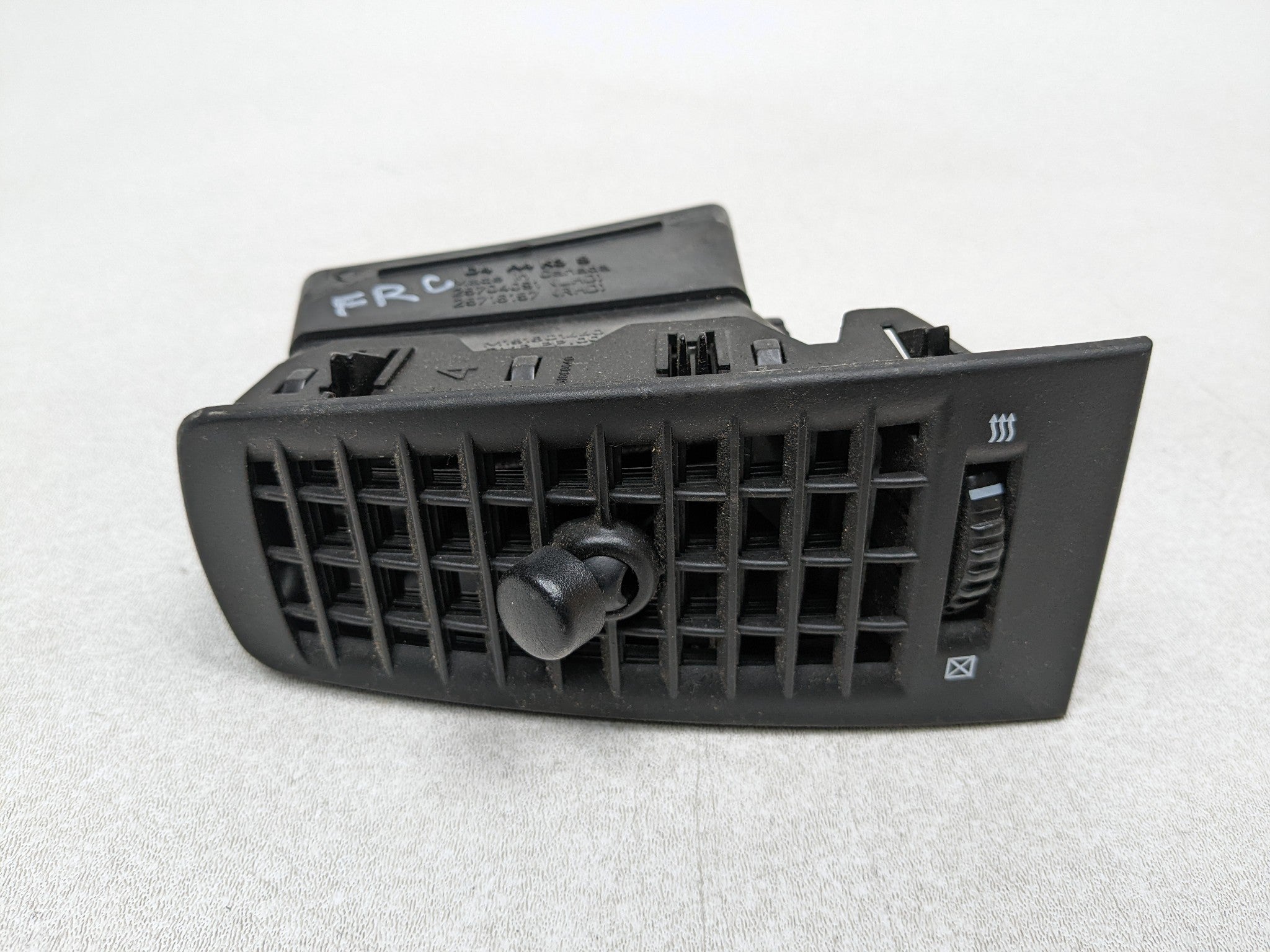 2004 - 2009 CADILLAC SRX OEM AC AIR CONDITIONING HEATER VENT FRONT CENTER DASH
