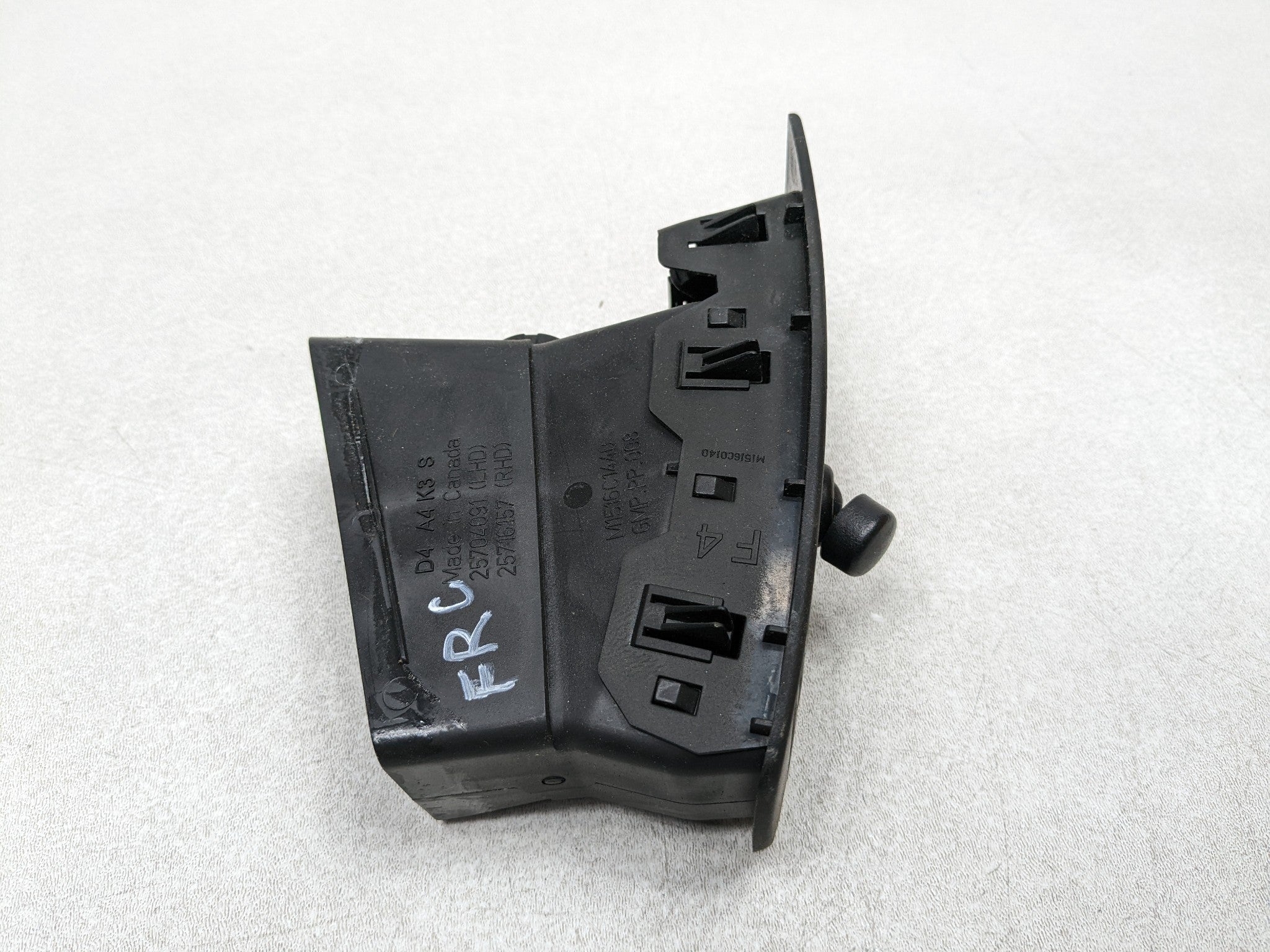 2004 - 2009 CADILLAC SRX OEM AC AIR CONDITIONING HEATER VENT FRONT CENTER DASH