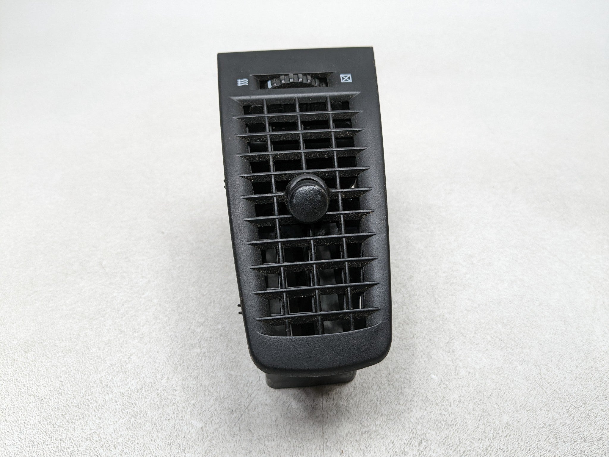 2004 - 2009 CADILLAC SRX OEM AC AIR CONDITIONING HEATER VENT FRONT CENTER DASH
