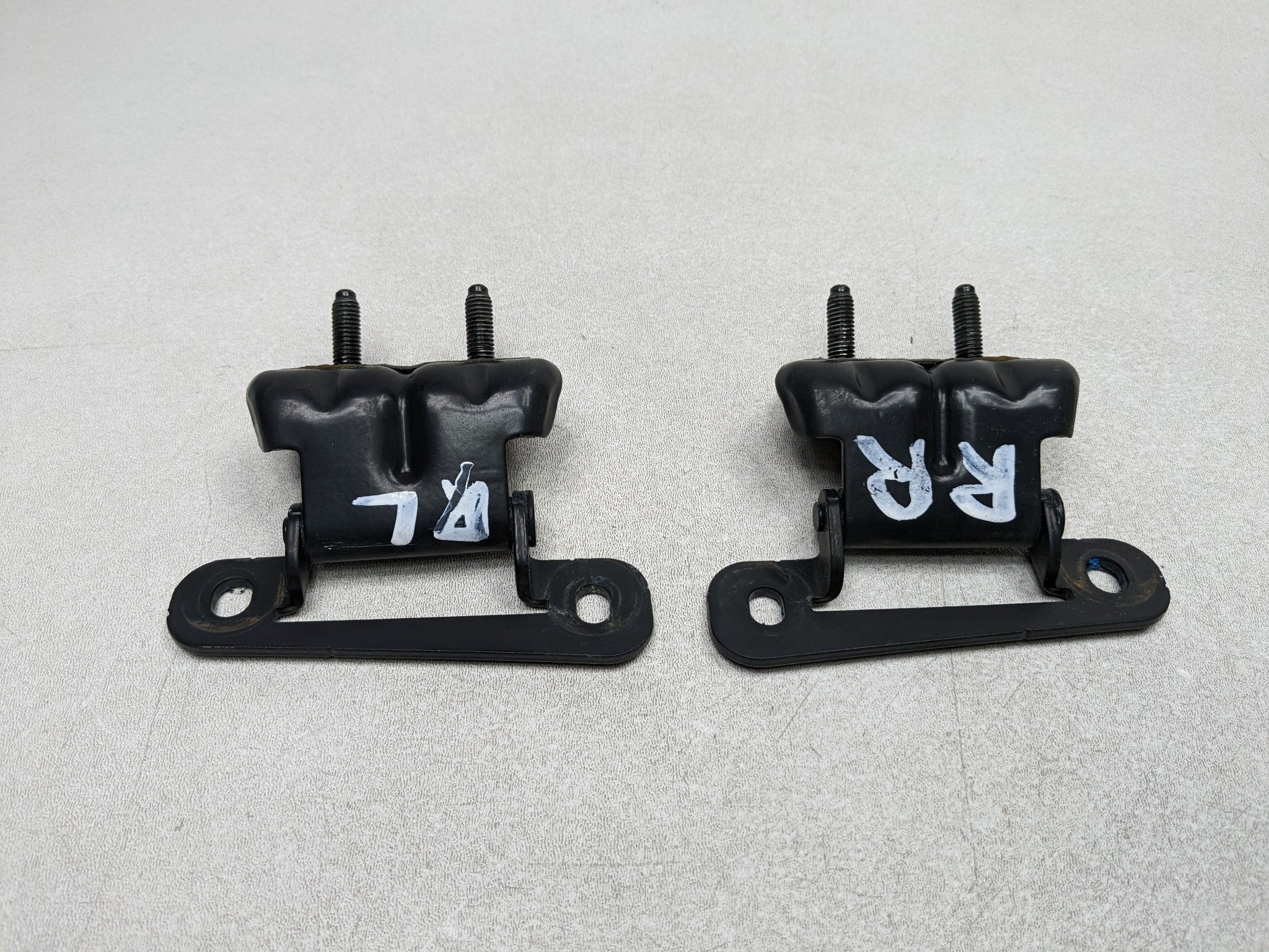 2004 - 2009 CADILLAC SRX OEM GATE HINGES SET REAR LEFT AND RIGHT SIDE