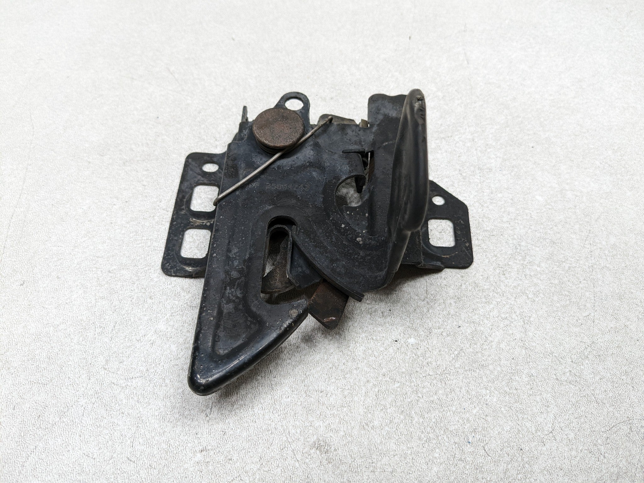2004 - 2009 CADILLAC SRX OEM HOOD LATCH LOCK RELEASE ACTUATOR ASSEMBLY FRONT