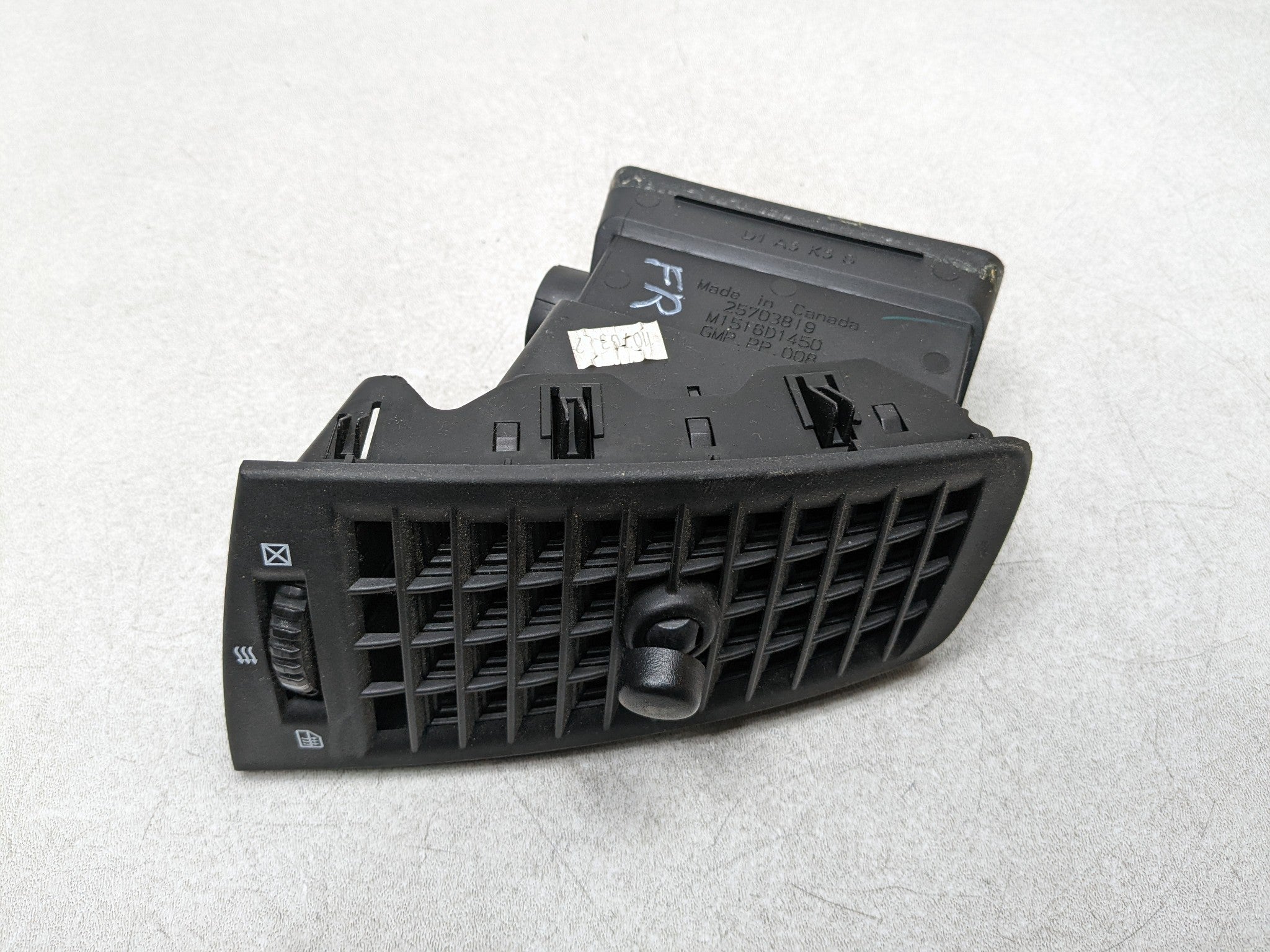 2004 - 2009 CADILLAC SRX OEM AC AIR CONDITIONING HEATER VENTS FRONT RIGHT SIDE