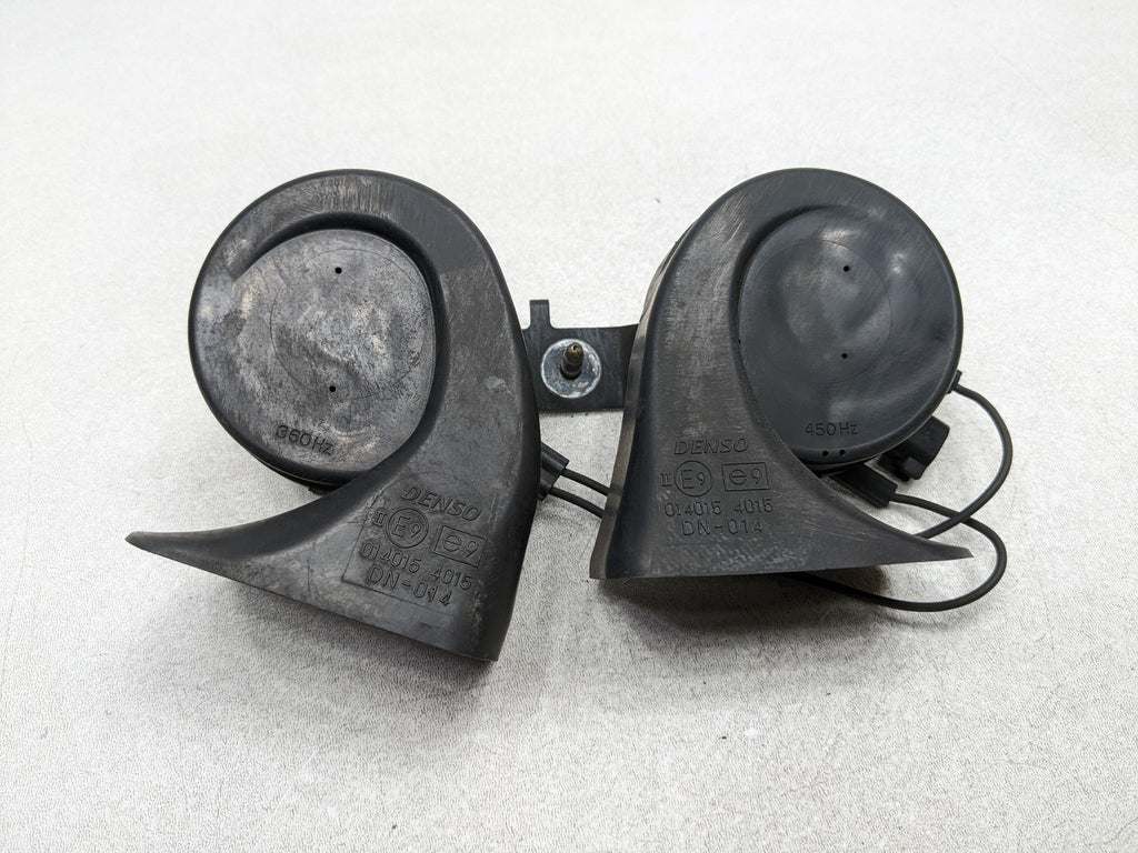 2004 - 2009 CADILLAC SRX OEM HORN SET LOW AND HIGH DUAL TONE PITCH NOTE SIGNAL
