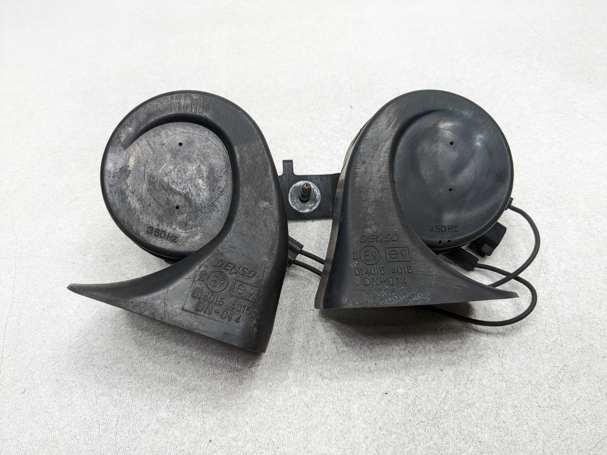 2004 - 2009 CADILLAC SRX OEM HORN SET LOW AND HIGH DUAL TONE PITCH NOTE SIGNAL