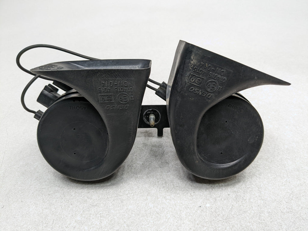 2004 - 2009 CADILLAC SRX OEM HORN SET LOW AND HIGH DUAL TONE PITCH NOTE SIGNAL