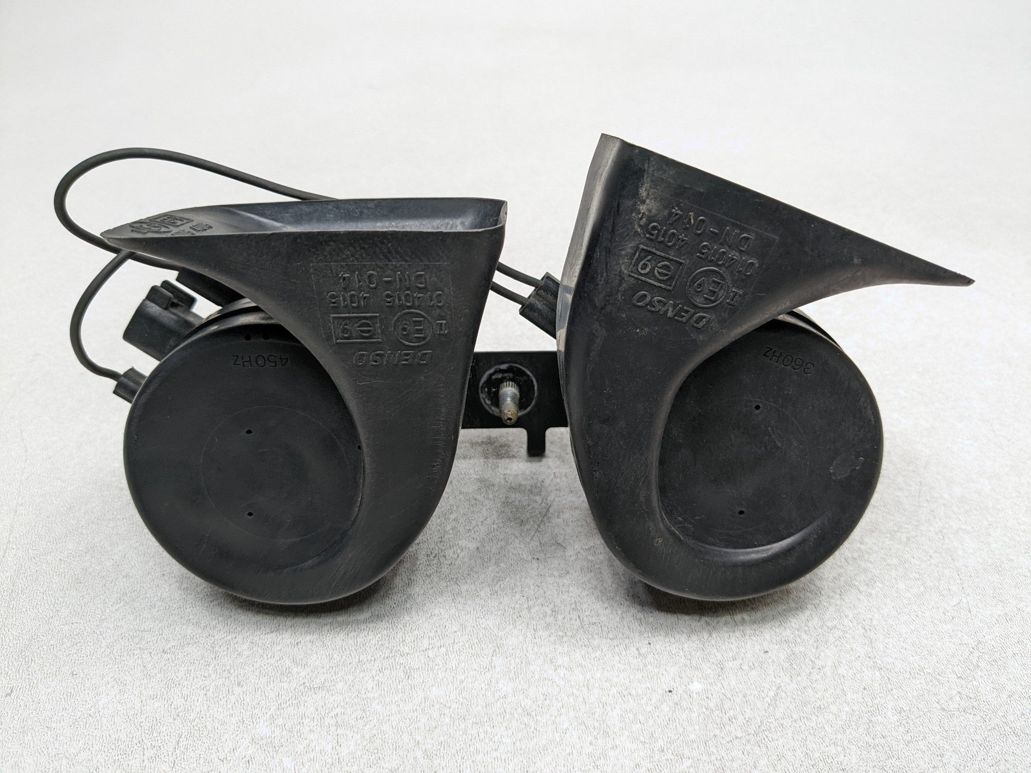 2004 - 2009 CADILLAC SRX OEM HORN SET LOW AND HIGH DUAL TONE PITCH NOTE SIGNAL