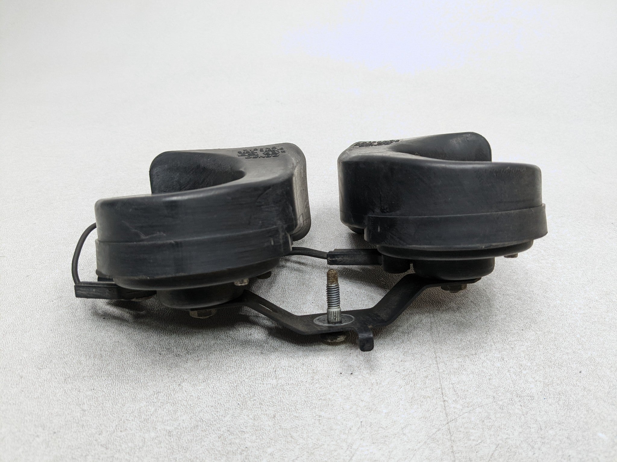 2004 - 2009 CADILLAC SRX OEM HORN SET LOW AND HIGH DUAL TONE PITCH NOTE SIGNAL