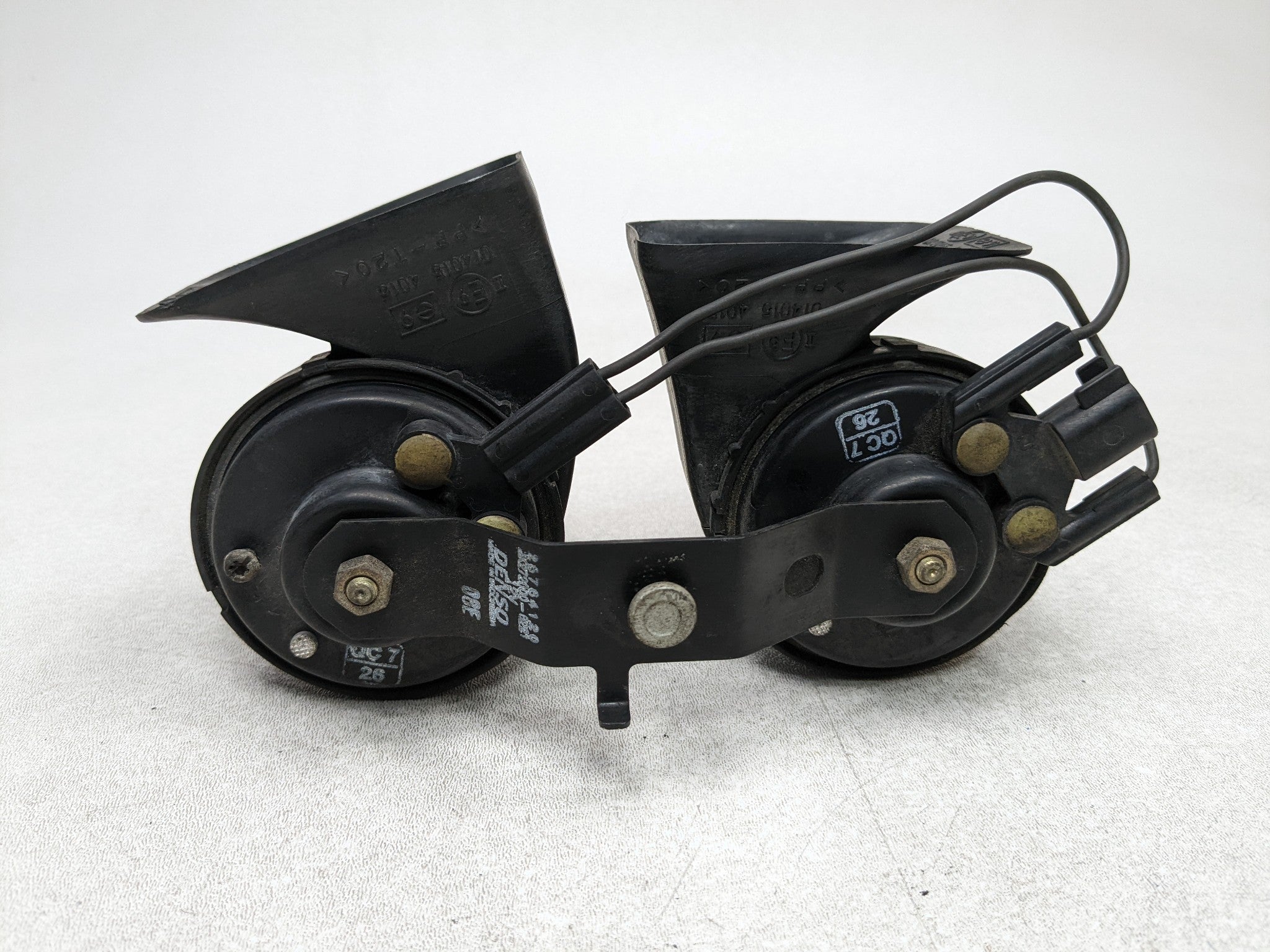 2004 - 2009 CADILLAC SRX OEM HORN SET LOW AND HIGH DUAL TONE PITCH NOTE SIGNAL