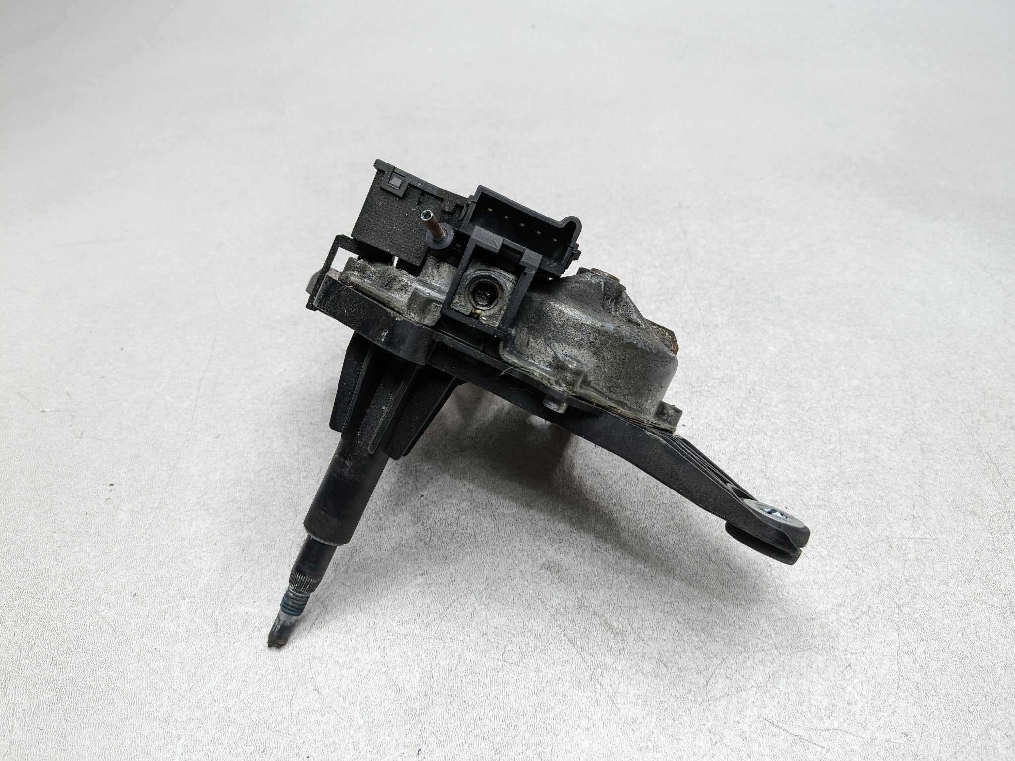 2004 - 2009 CADILLAC SRX OEM REAR WINDSHIELD WIPER MOTOR ASSEMBLY