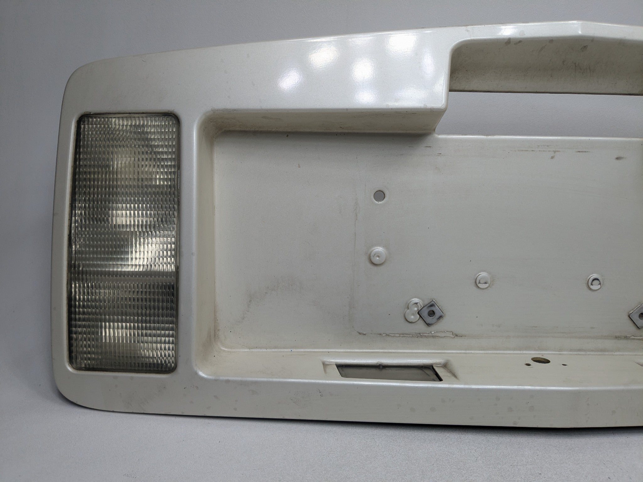 2004 - 2009 CADILLAC SRX OEM TRUNK LID LICENSE PLATE WITH REVERSE LIGHT ASSEMBLY