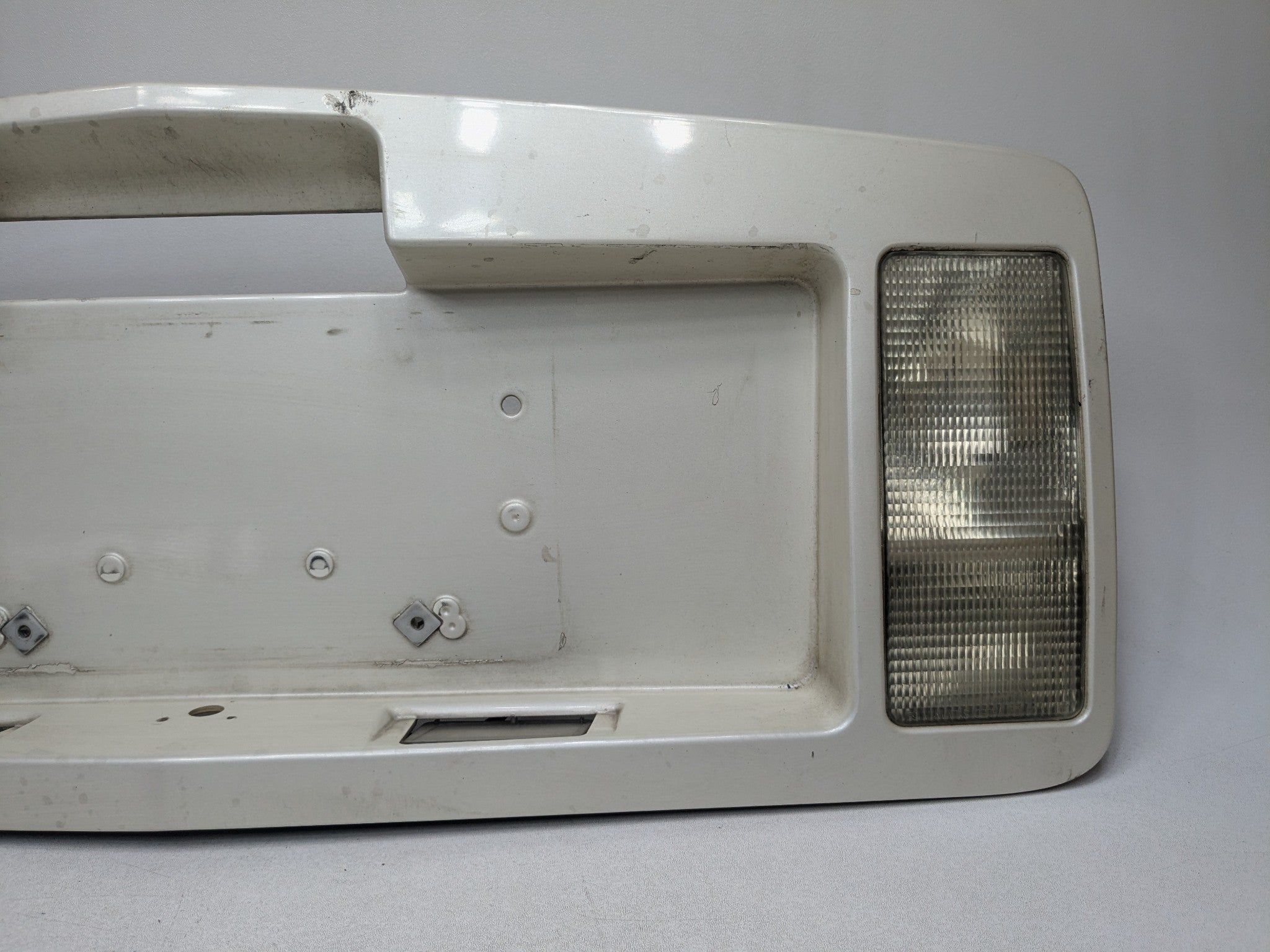 2004 - 2009 CADILLAC SRX OEM TRUNK LID LICENSE PLATE WITH REVERSE LIGHT ASSEMBLY