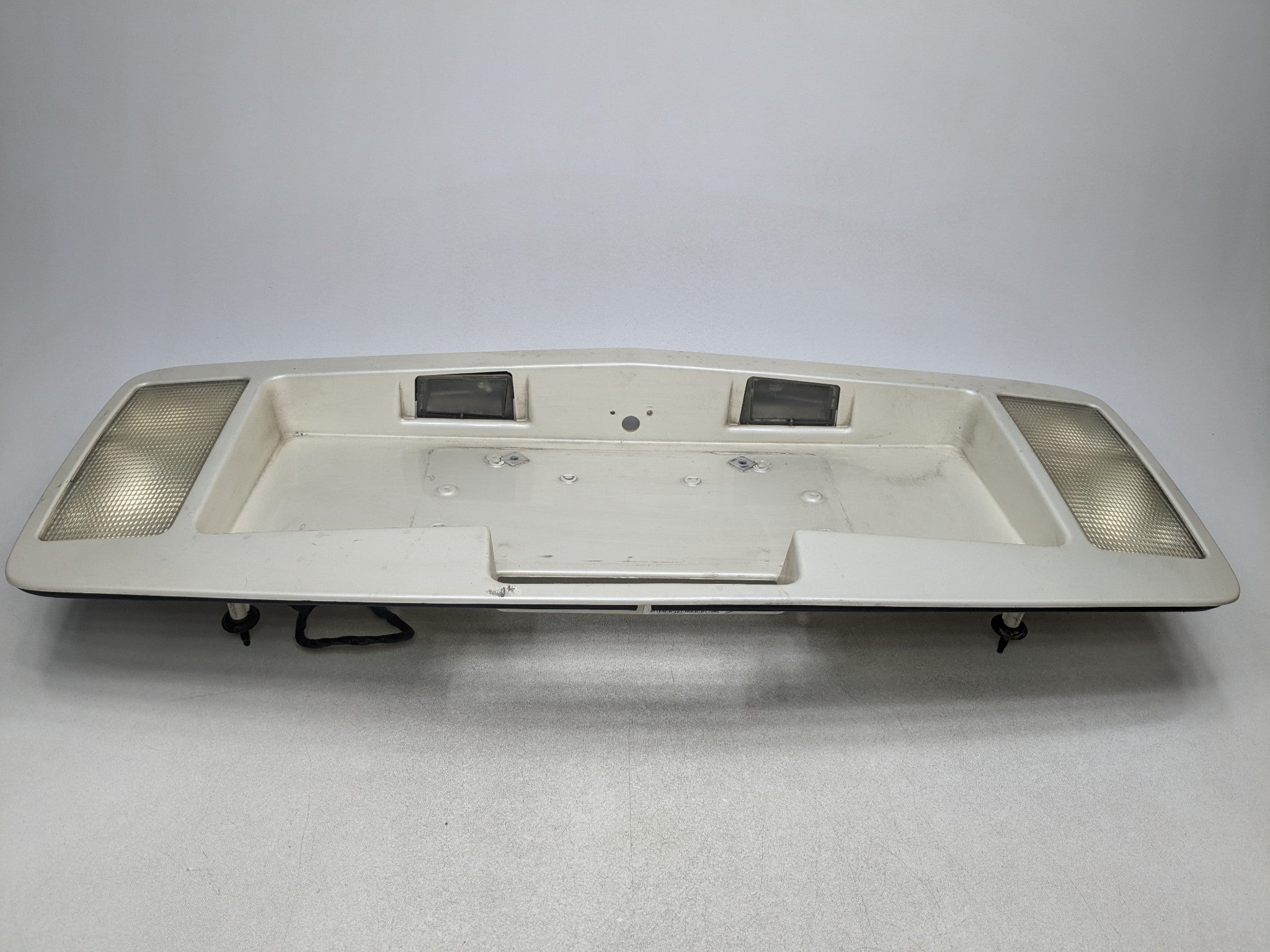 2004 - 2009 CADILLAC SRX OEM TRUNK LID LICENSE PLATE WITH REVERSE LIGHT ASSEMBLY