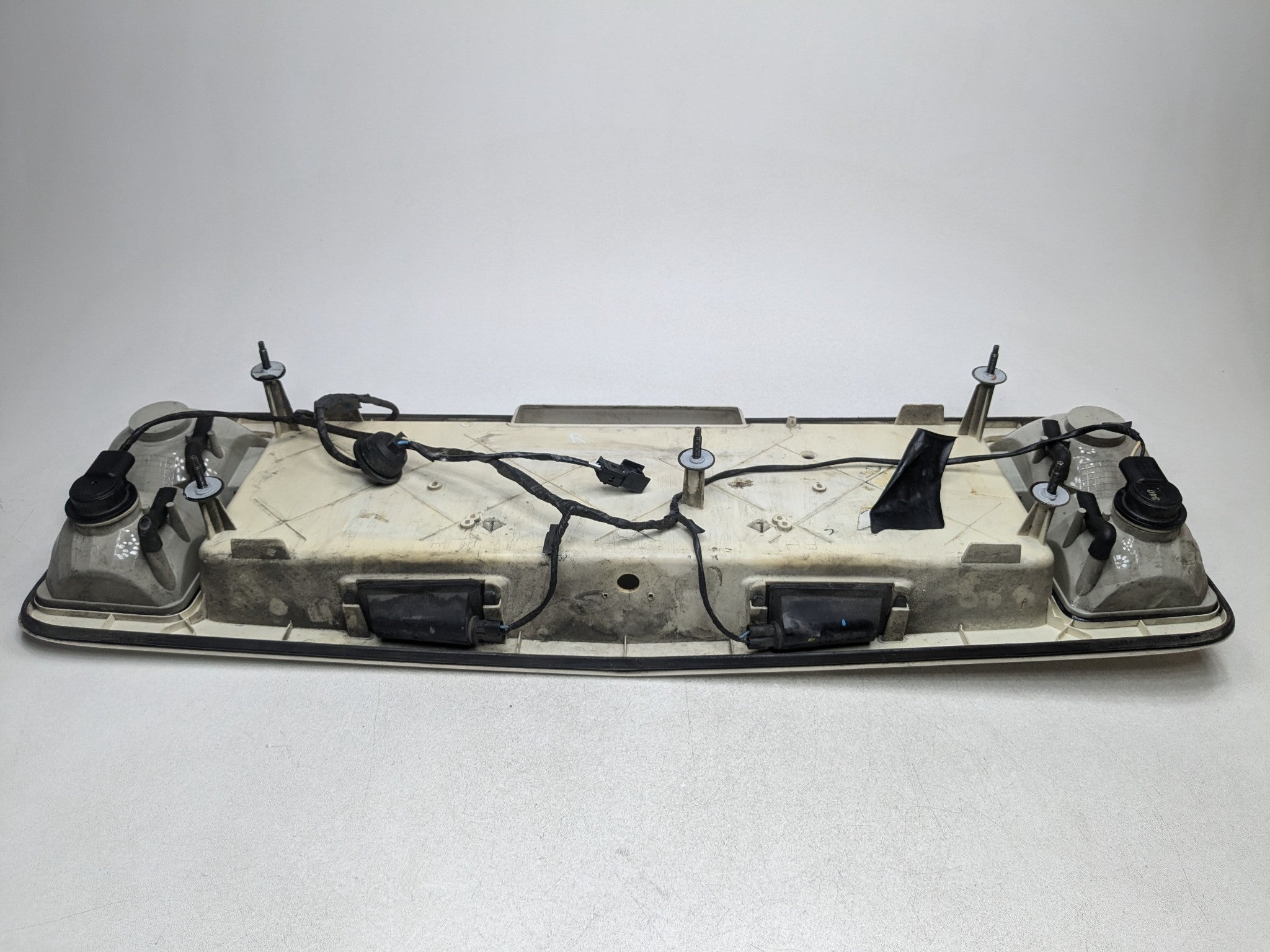 2004 - 2009 CADILLAC SRX OEM TRUNK LID LICENSE PLATE WITH REVERSE LIGHT ASSEMBLY