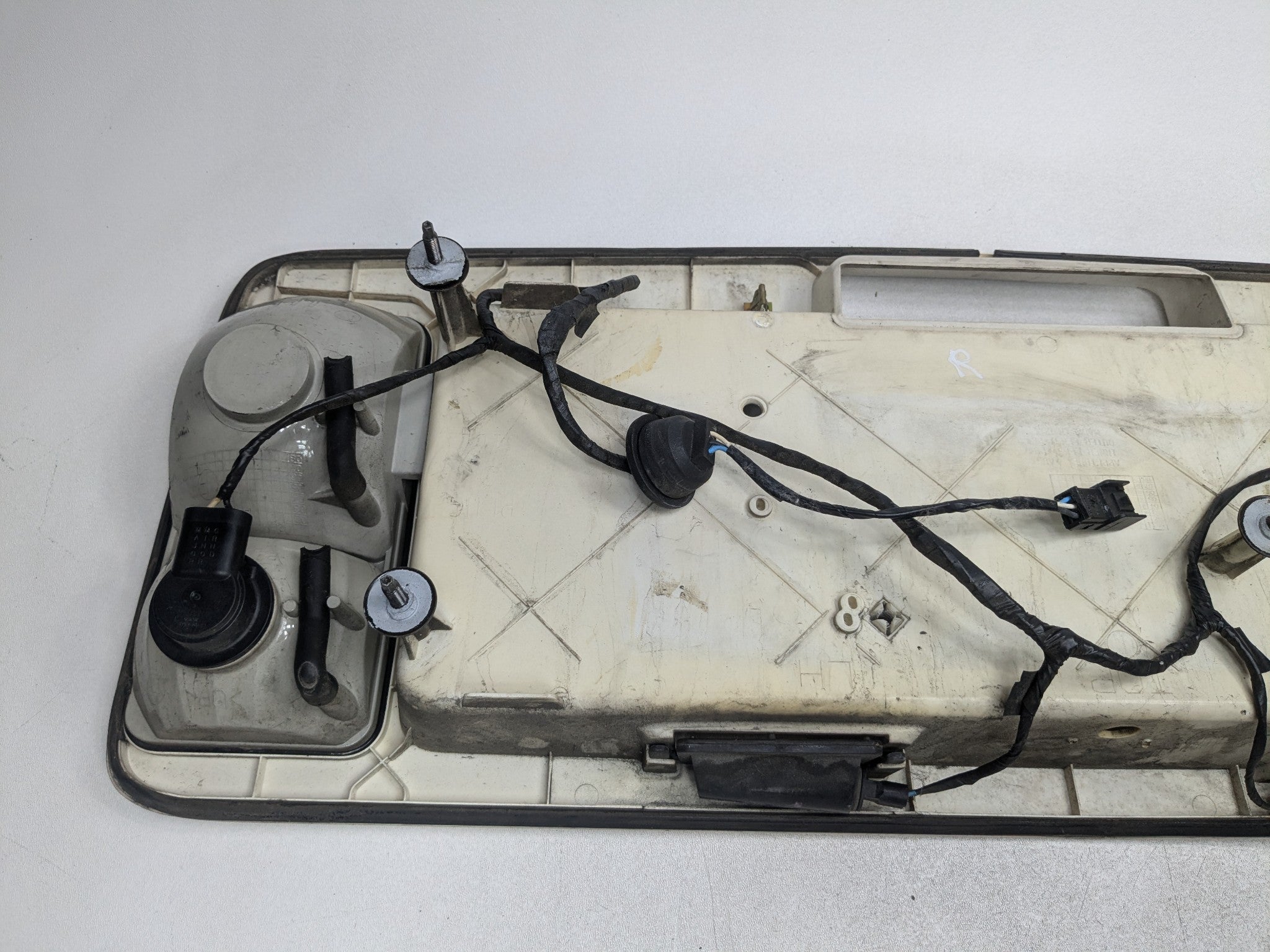 2004 - 2009 CADILLAC SRX OEM TRUNK LID LICENSE PLATE WITH REVERSE LIGHT ASSEMBLY