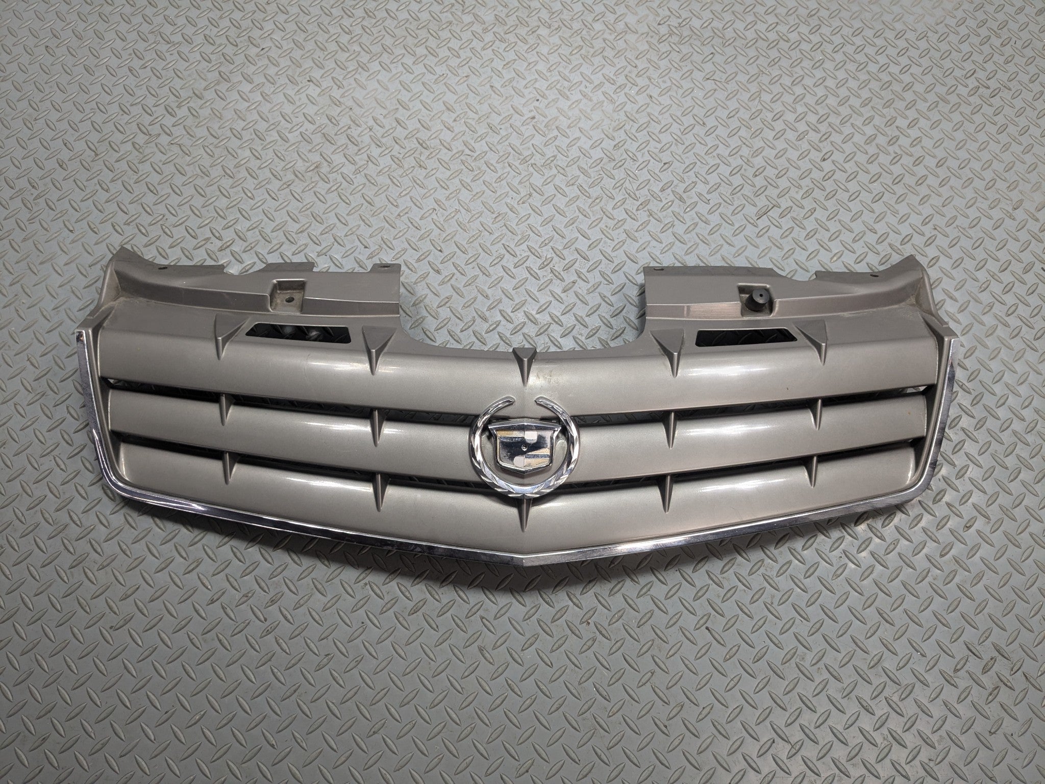 2004 - 2009 CADILLAC SRX OEM GRILLE WITH EMBLEM FRONT CENTER UPPER BUMPER