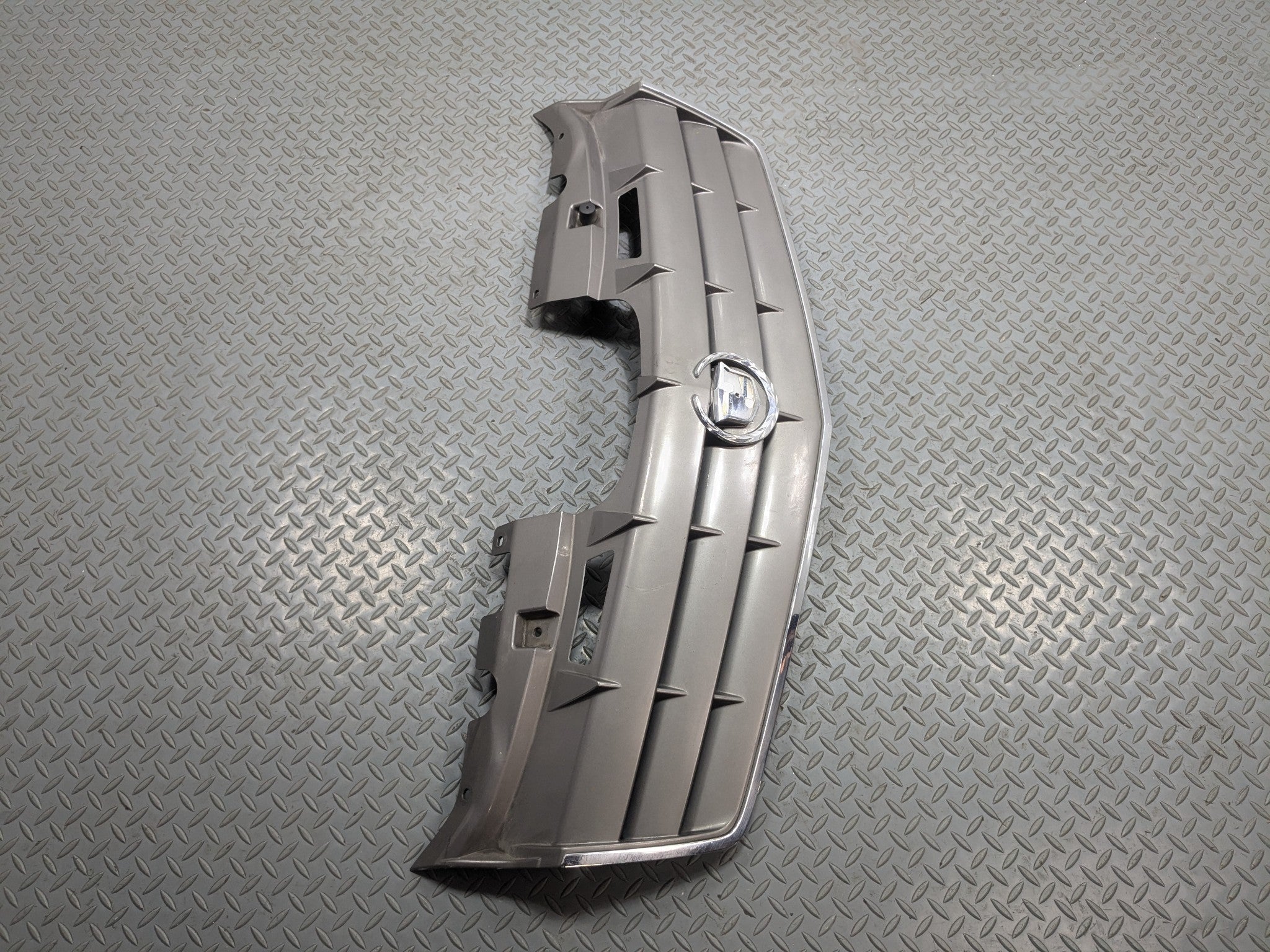 2004 - 2009 CADILLAC SRX OEM GRILLE WITH EMBLEM FRONT CENTER UPPER BUMPER