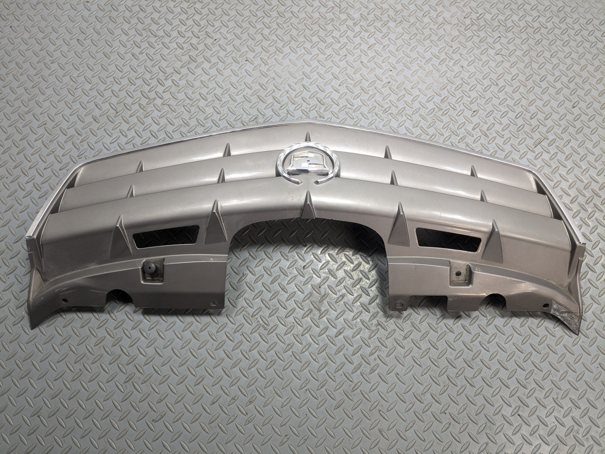 2004 - 2009 CADILLAC SRX OEM GRILLE WITH EMBLEM FRONT CENTER UPPER BUMPER