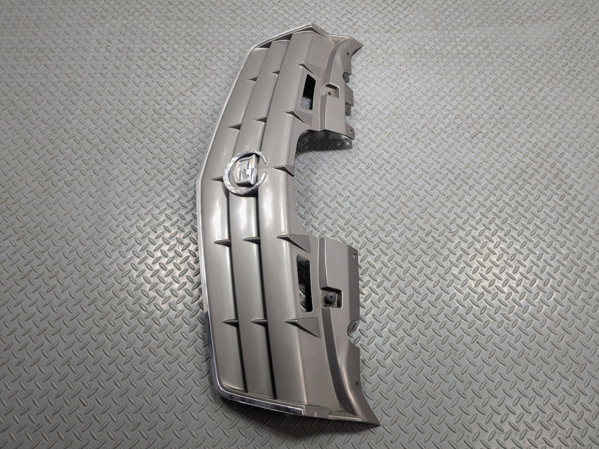 2004 - 2009 CADILLAC SRX OEM GRILLE WITH EMBLEM FRONT CENTER UPPER BUMPER