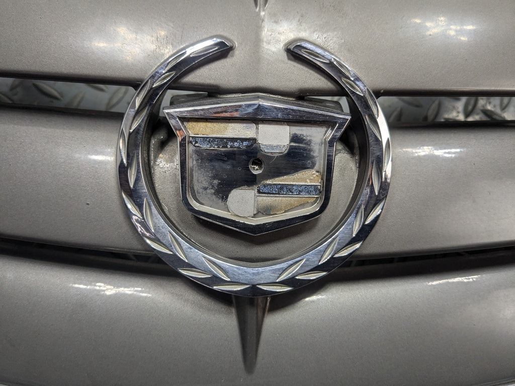 2004 - 2009 CADILLAC SRX OEM GRILLE WITH EMBLEM FRONT CENTER UPPER BUMPER