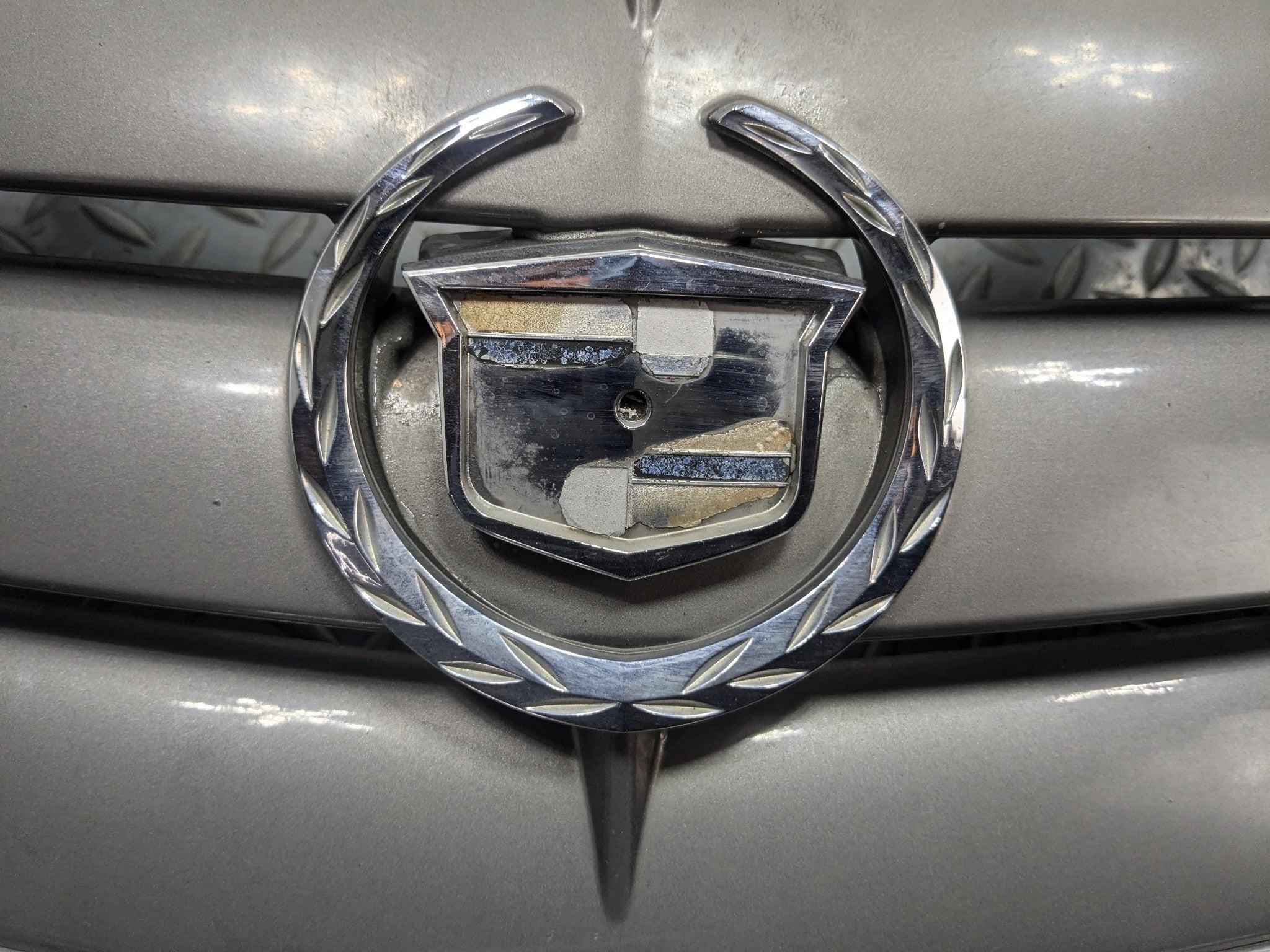 2004 - 2009 CADILLAC SRX OEM GRILLE WITH EMBLEM FRONT CENTER UPPER BUMPER