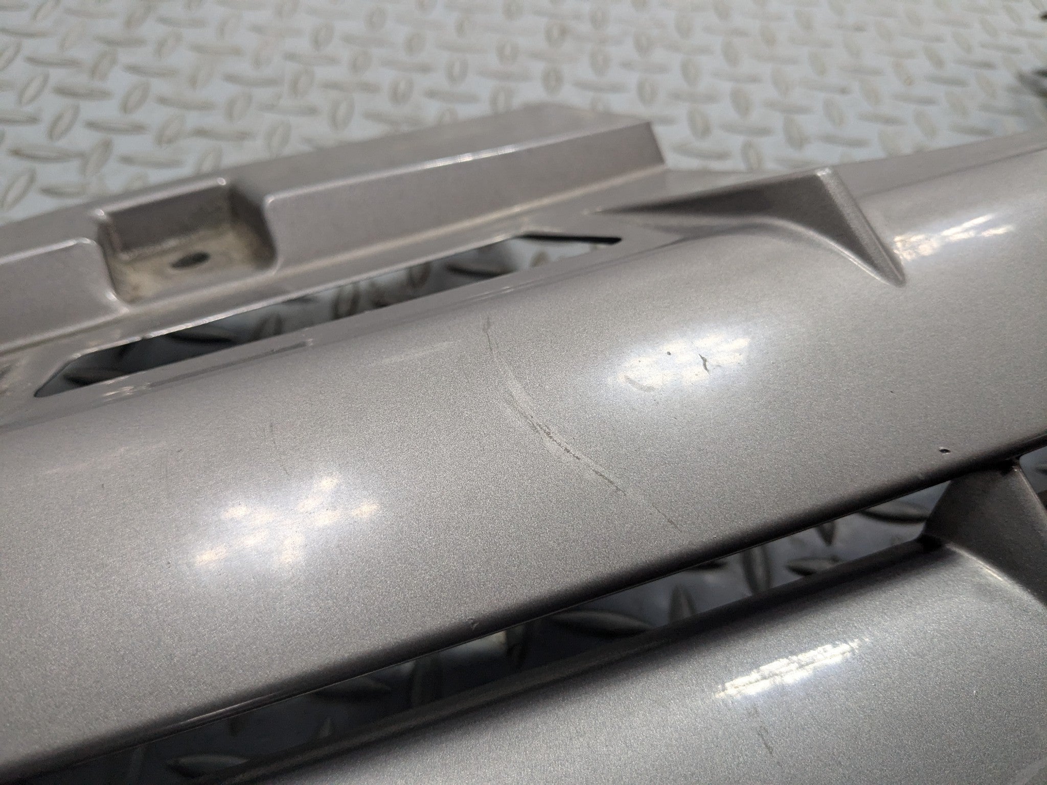 2004 - 2009 CADILLAC SRX OEM GRILLE WITH EMBLEM FRONT CENTER UPPER BUMPER