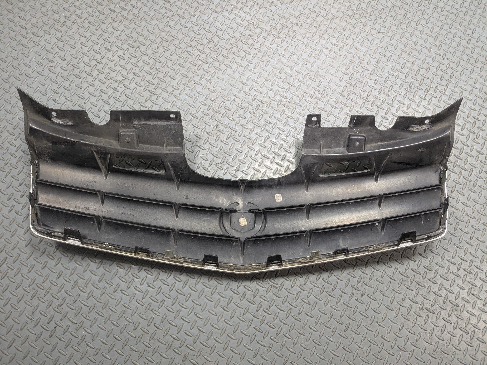 2004 - 2009 CADILLAC SRX OEM GRILLE WITH EMBLEM FRONT CENTER UPPER BUMPER