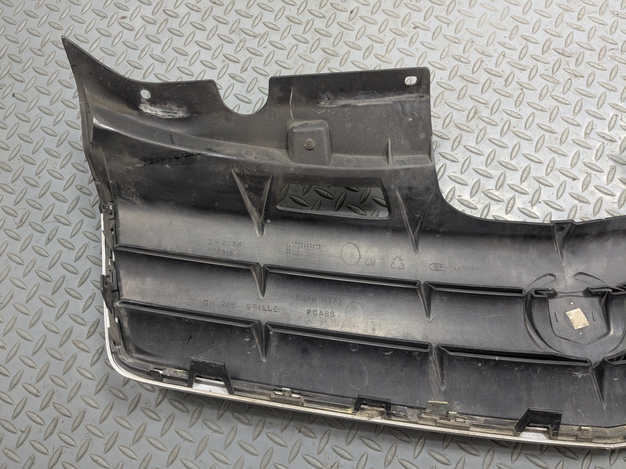 2004 - 2009 CADILLAC SRX OEM GRILLE WITH EMBLEM FRONT CENTER UPPER BUMPER