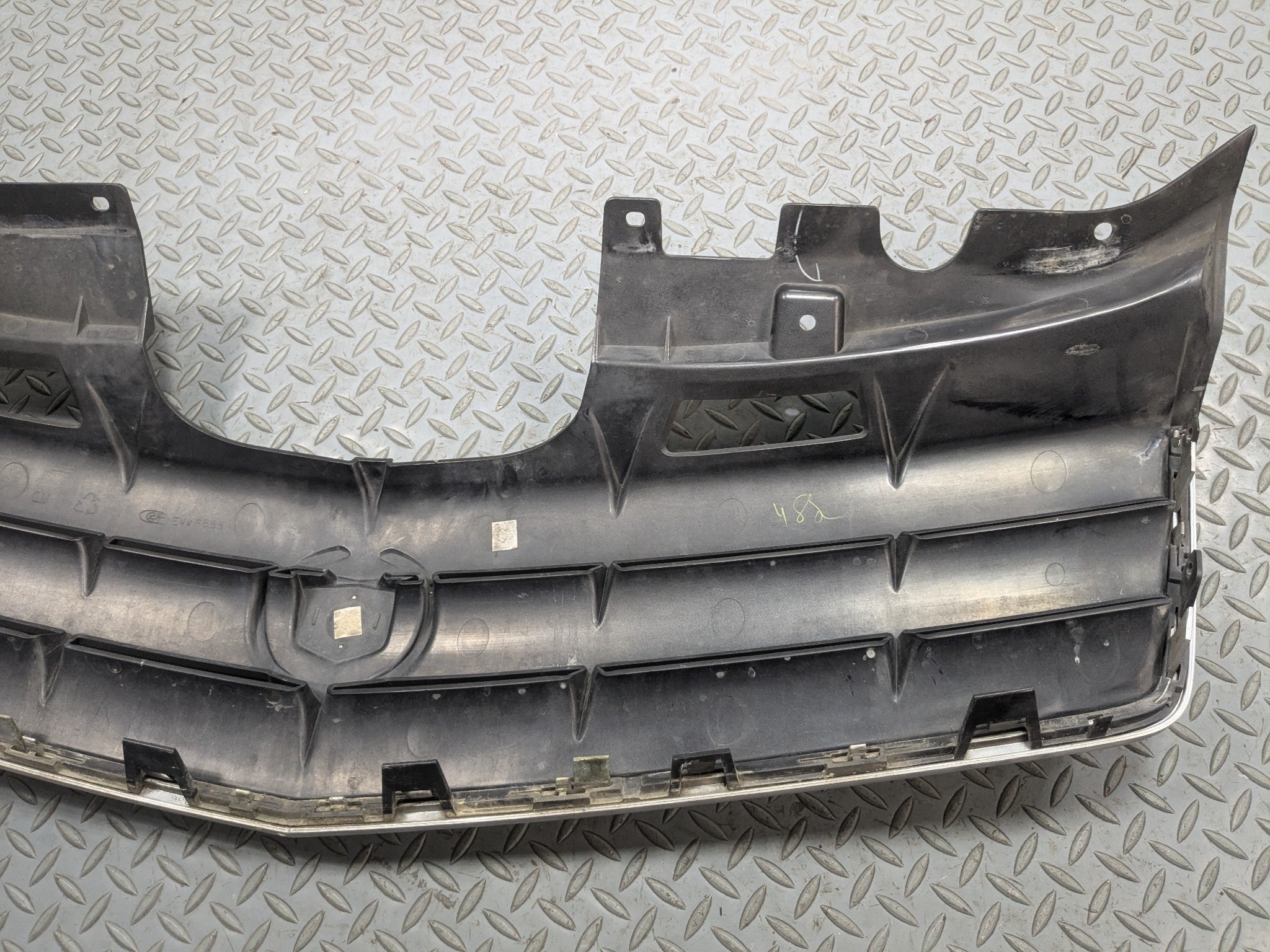 2004 - 2009 CADILLAC SRX OEM GRILLE WITH EMBLEM FRONT CENTER UPPER BUMPER