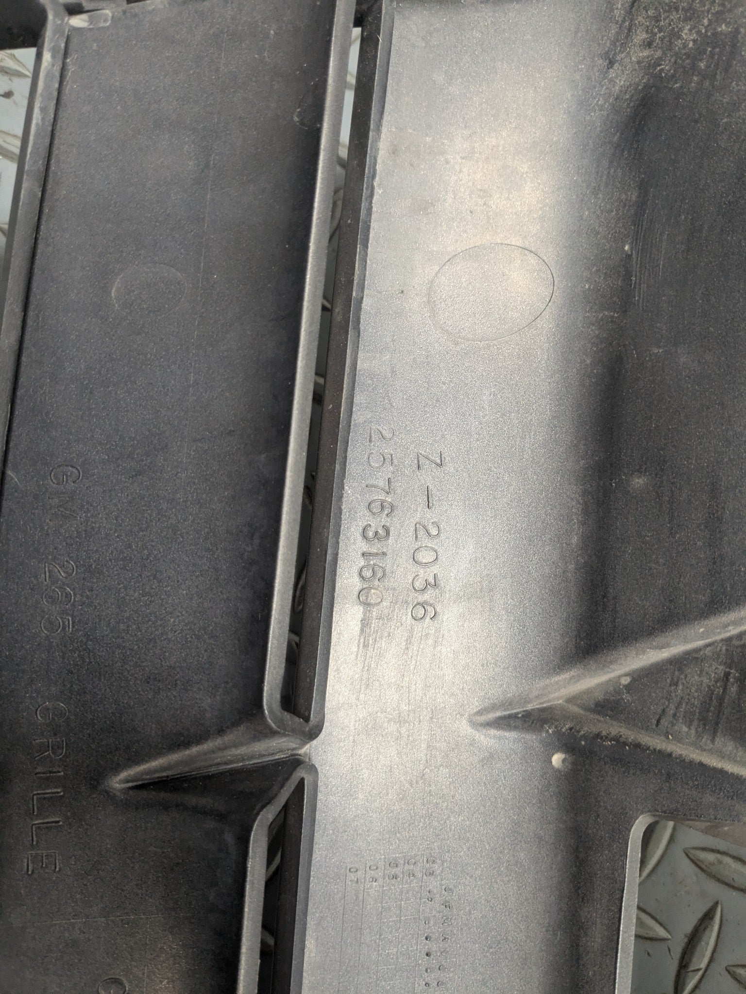 2004 - 2009 CADILLAC SRX OEM GRILLE WITH EMBLEM FRONT CENTER UPPER BUMPER