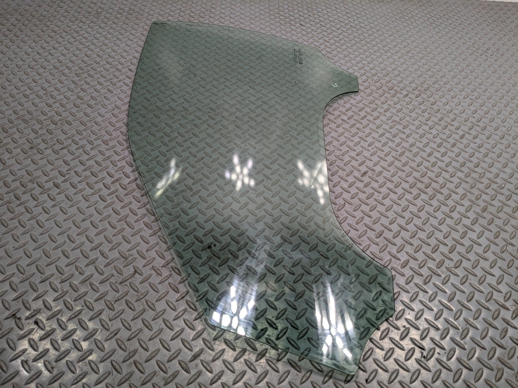 2004 - 2009 CADILLAC SRX OEM DOOR WINDOW GLASS FRONT LEFT DRIVER SIDE