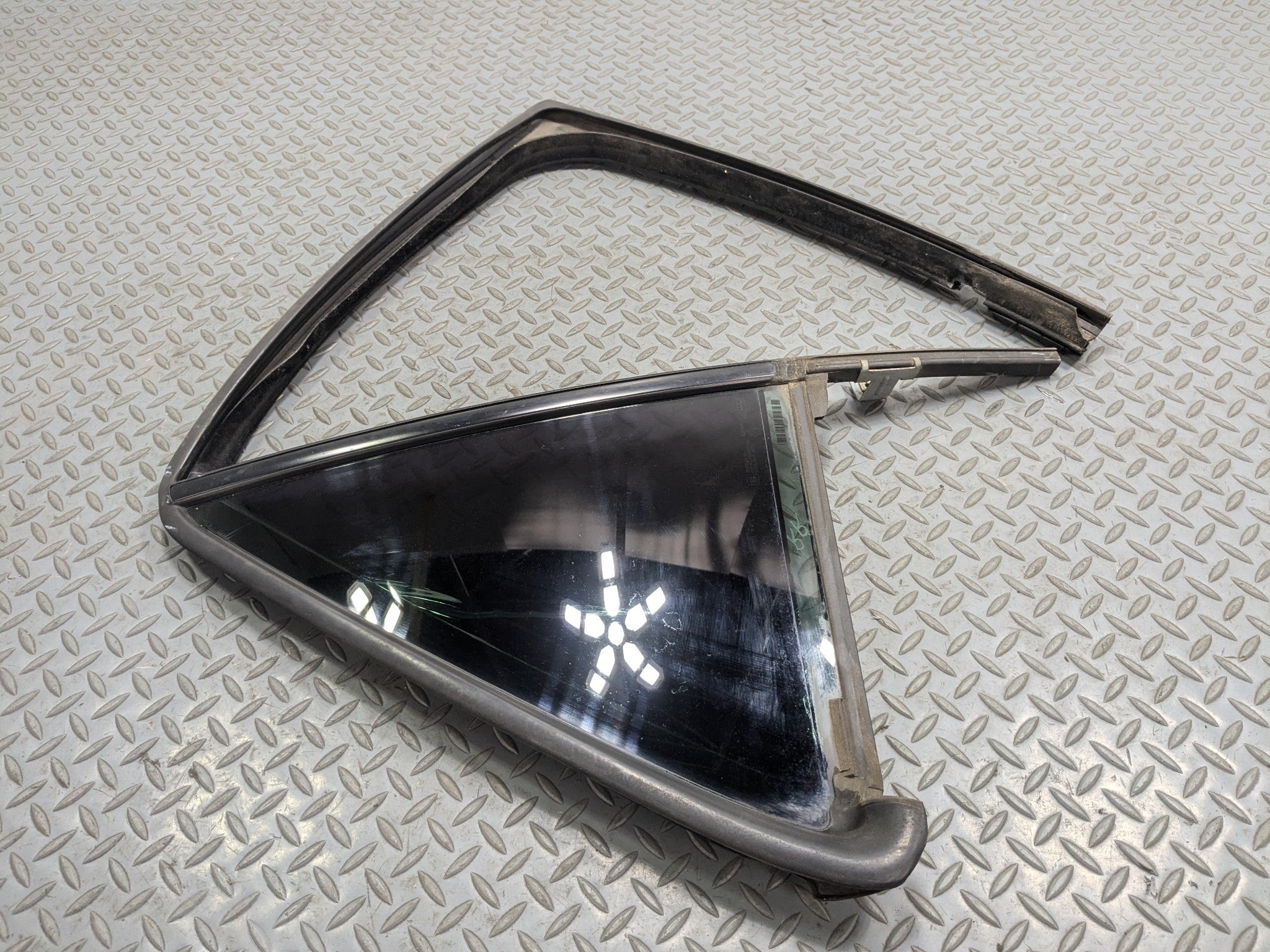2004 - 2009 CADILLAC SRX OEM QUARTER VENT GLASS WINDOW ASSEMBLY REAR RIGHT SIDE