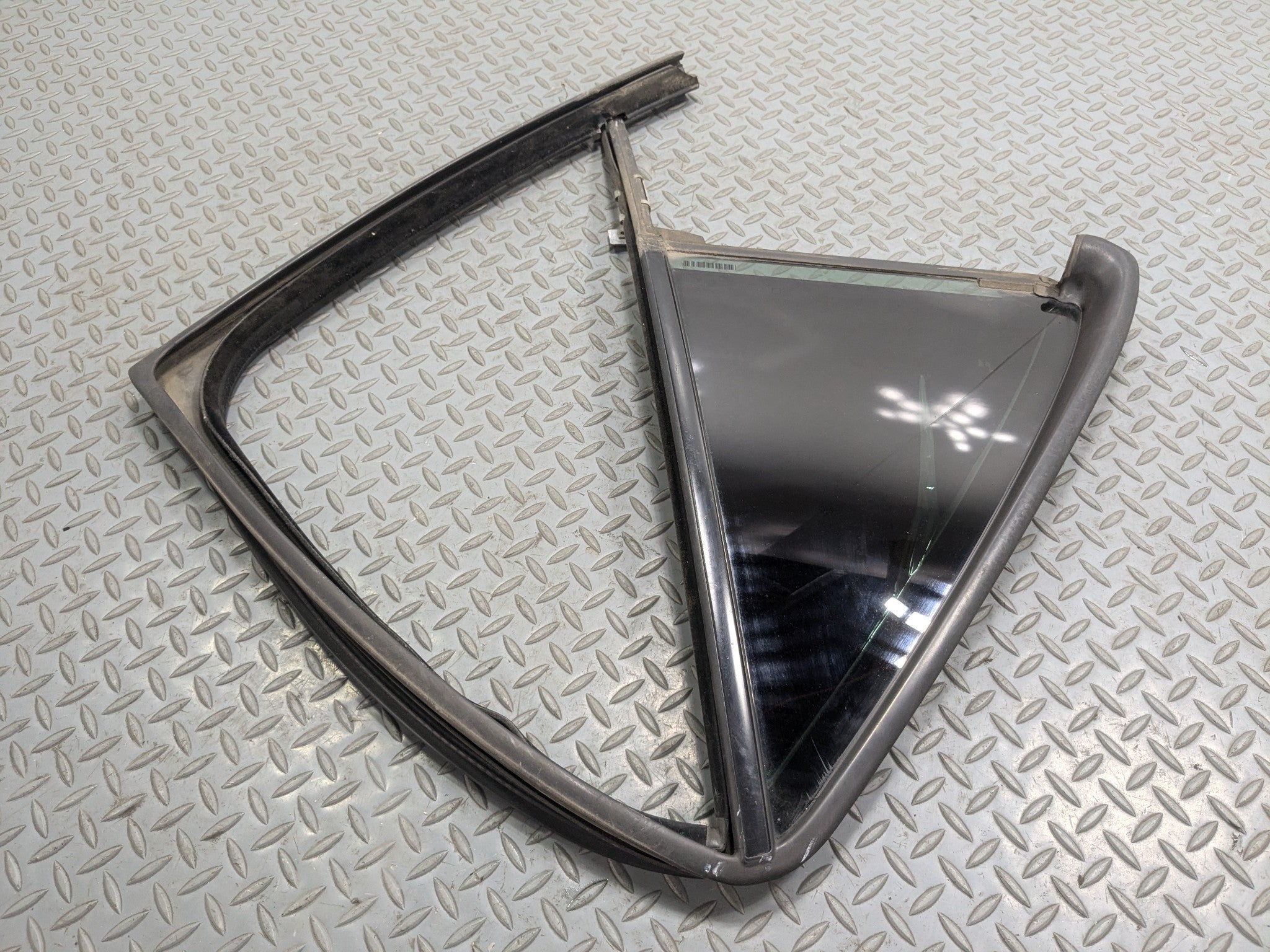 2004 - 2009 CADILLAC SRX OEM QUARTER VENT GLASS WINDOW ASSEMBLY REAR RIGHT SIDE