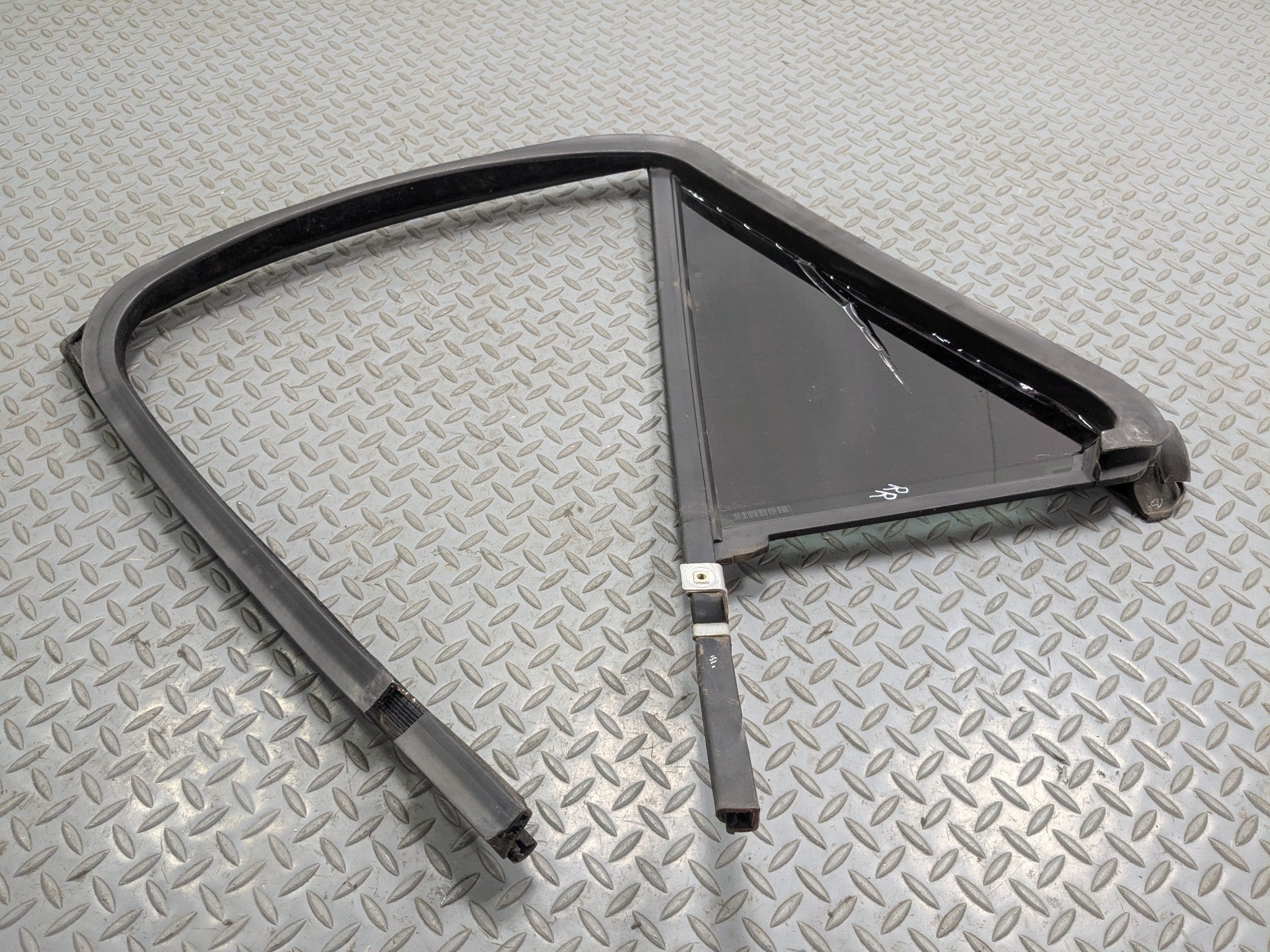 2004 - 2009 CADILLAC SRX OEM QUARTER VENT GLASS WINDOW ASSEMBLY REAR RIGHT SIDE