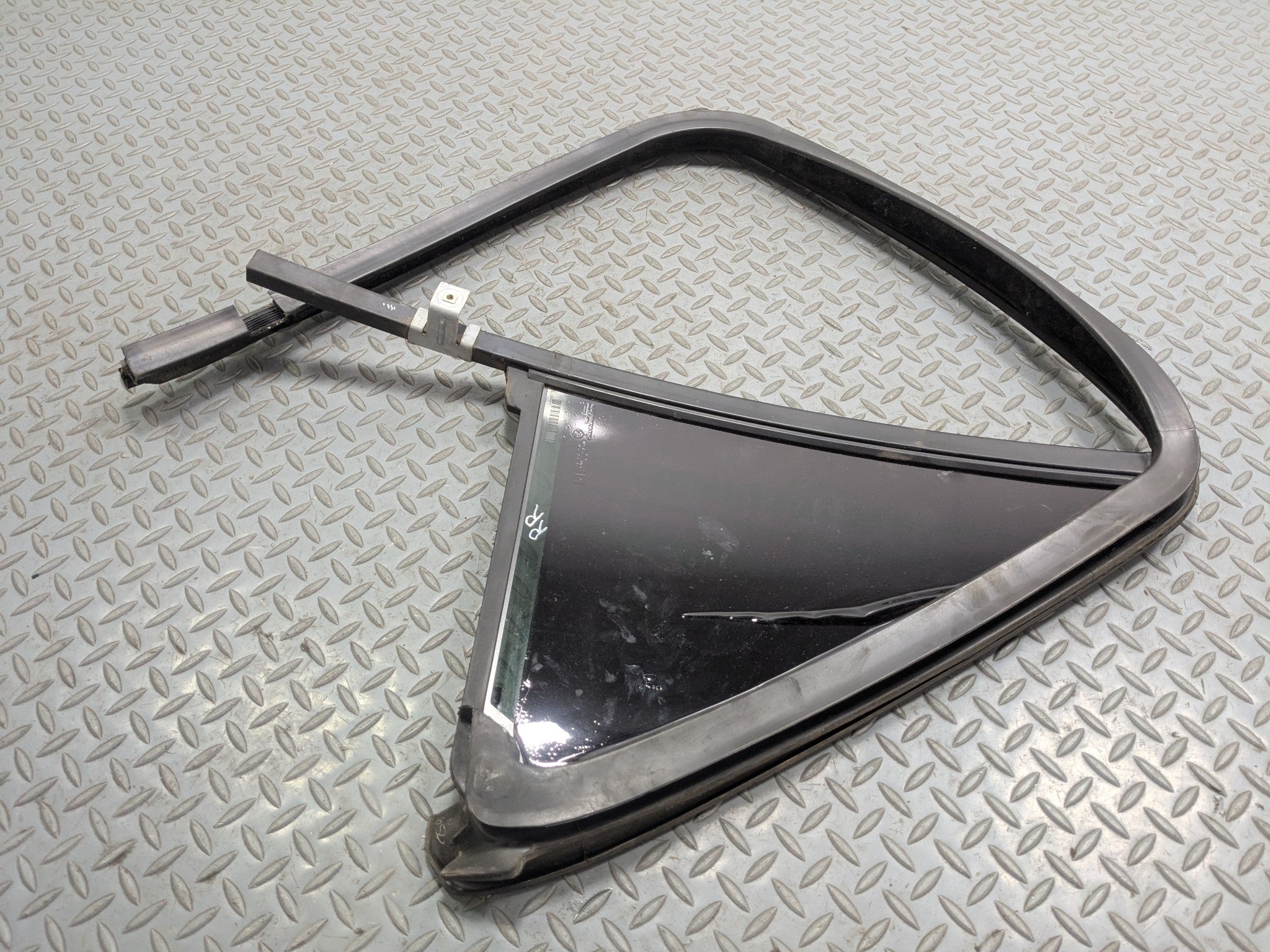 2004 - 2009 CADILLAC SRX OEM QUARTER VENT GLASS WINDOW ASSEMBLY REAR RIGHT SIDE