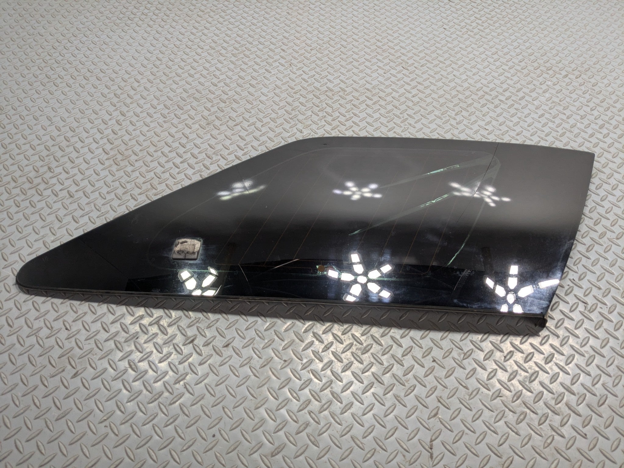 2004 - 2009 CADILLAC SRX OEM QUARTER GLASS WINDOW ASSEMBLY REAR RIGHT SIDE