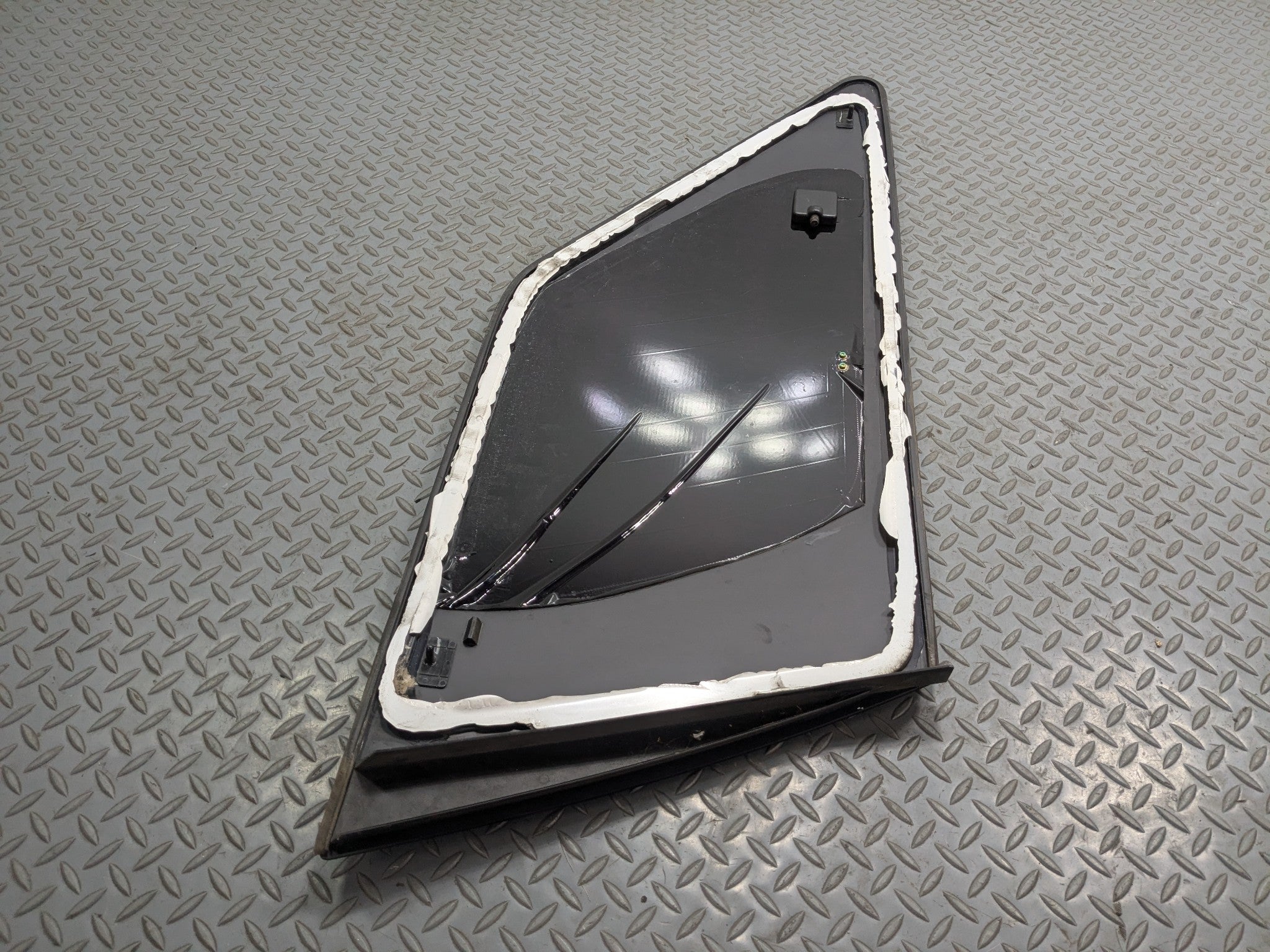 2004 - 2009 CADILLAC SRX OEM QUARTER GLASS WINDOW ASSEMBLY REAR RIGHT SIDE