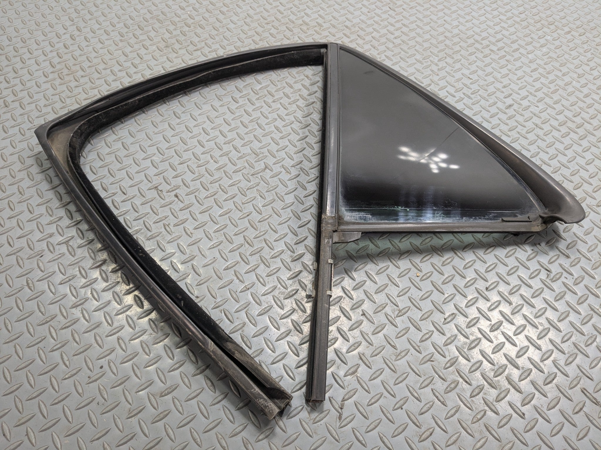 2004 - 2009 CADILLAC SRX OEM QUARTER VENT GLASS WINDOW ASSEMBLY REAR LEFT SIDE