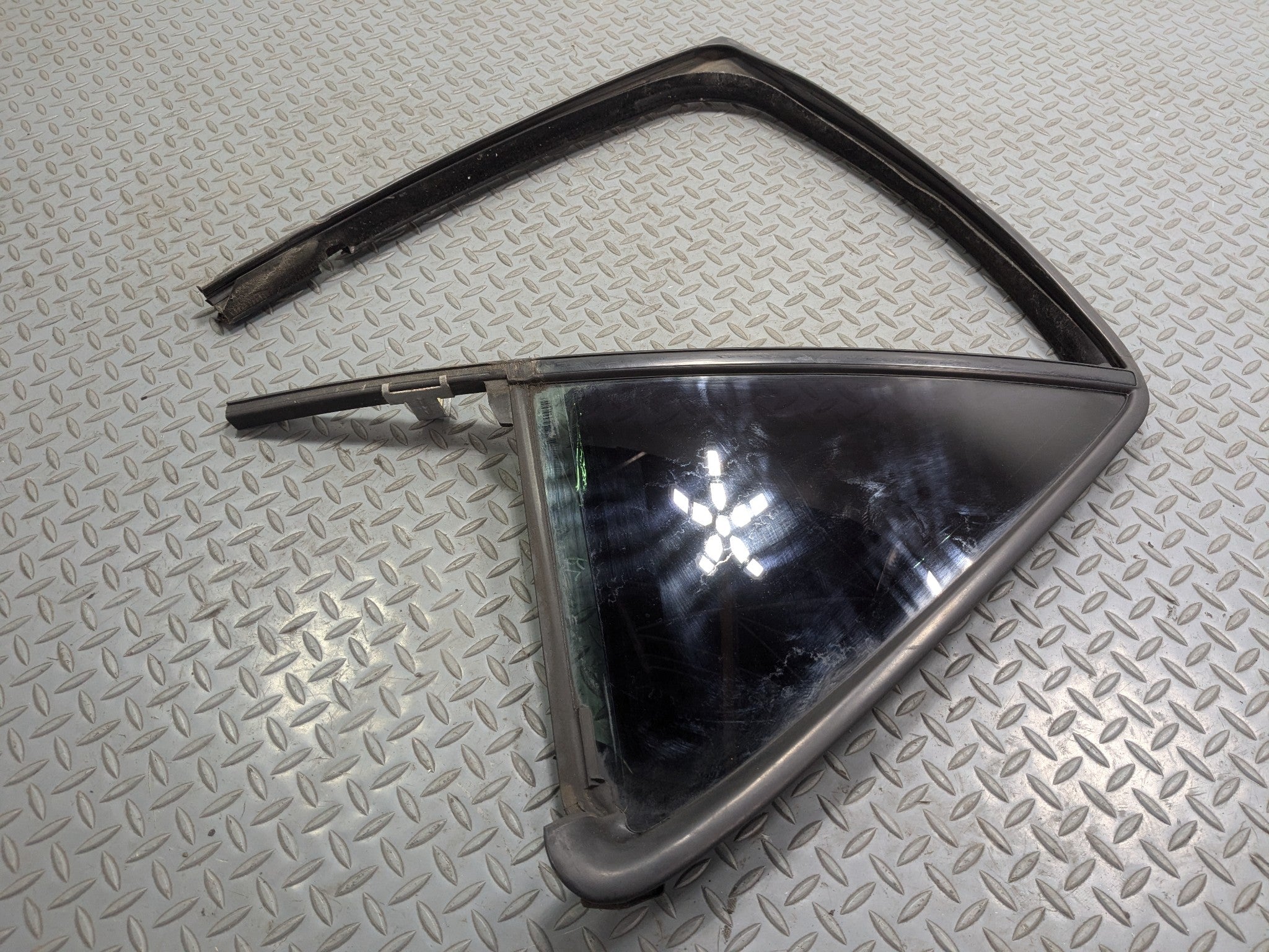2004 - 2009 CADILLAC SRX OEM QUARTER VENT GLASS WINDOW ASSEMBLY REAR LEFT SIDE