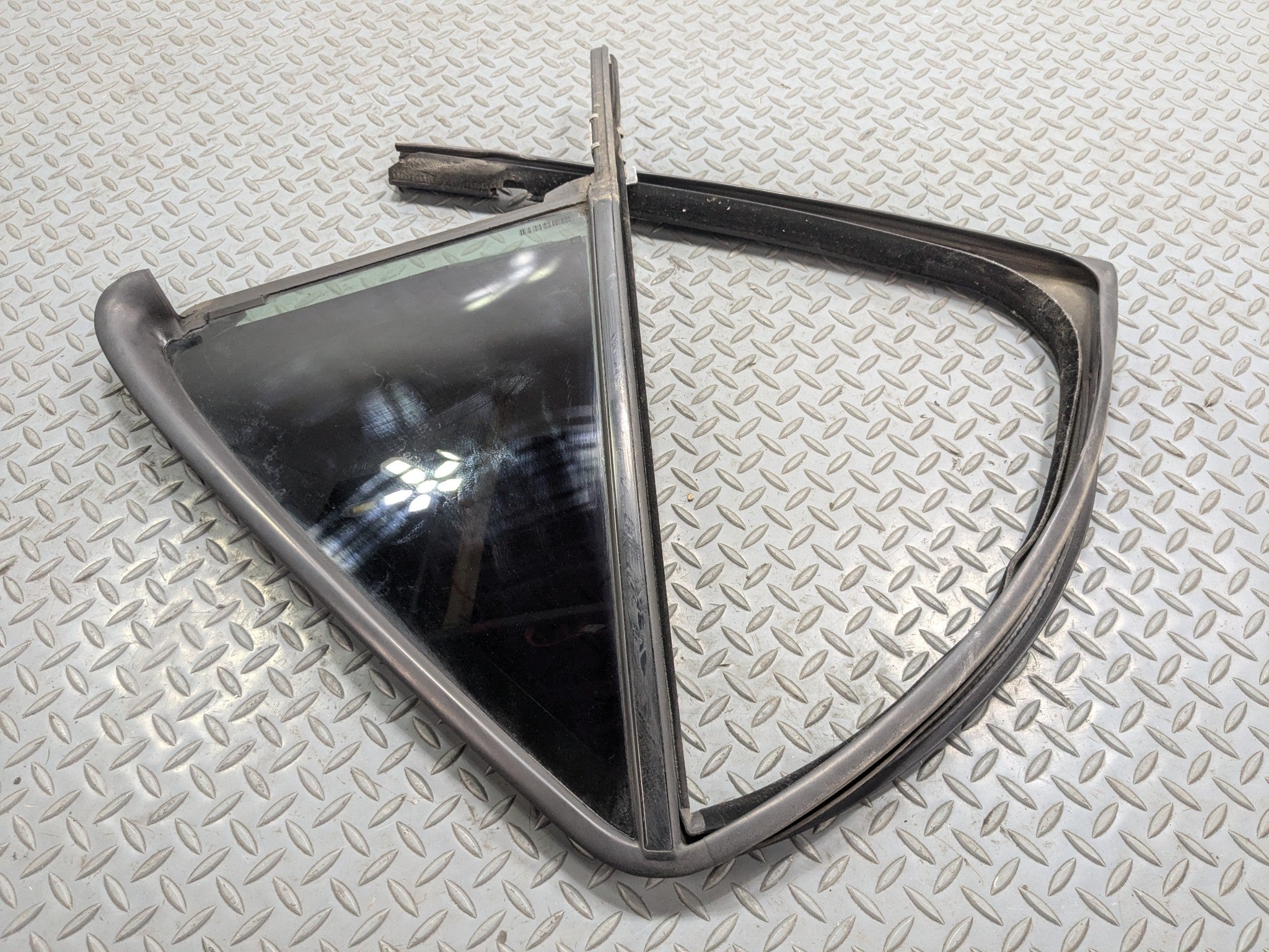 2004 - 2009 CADILLAC SRX OEM QUARTER VENT GLASS WINDOW ASSEMBLY REAR LEFT SIDE