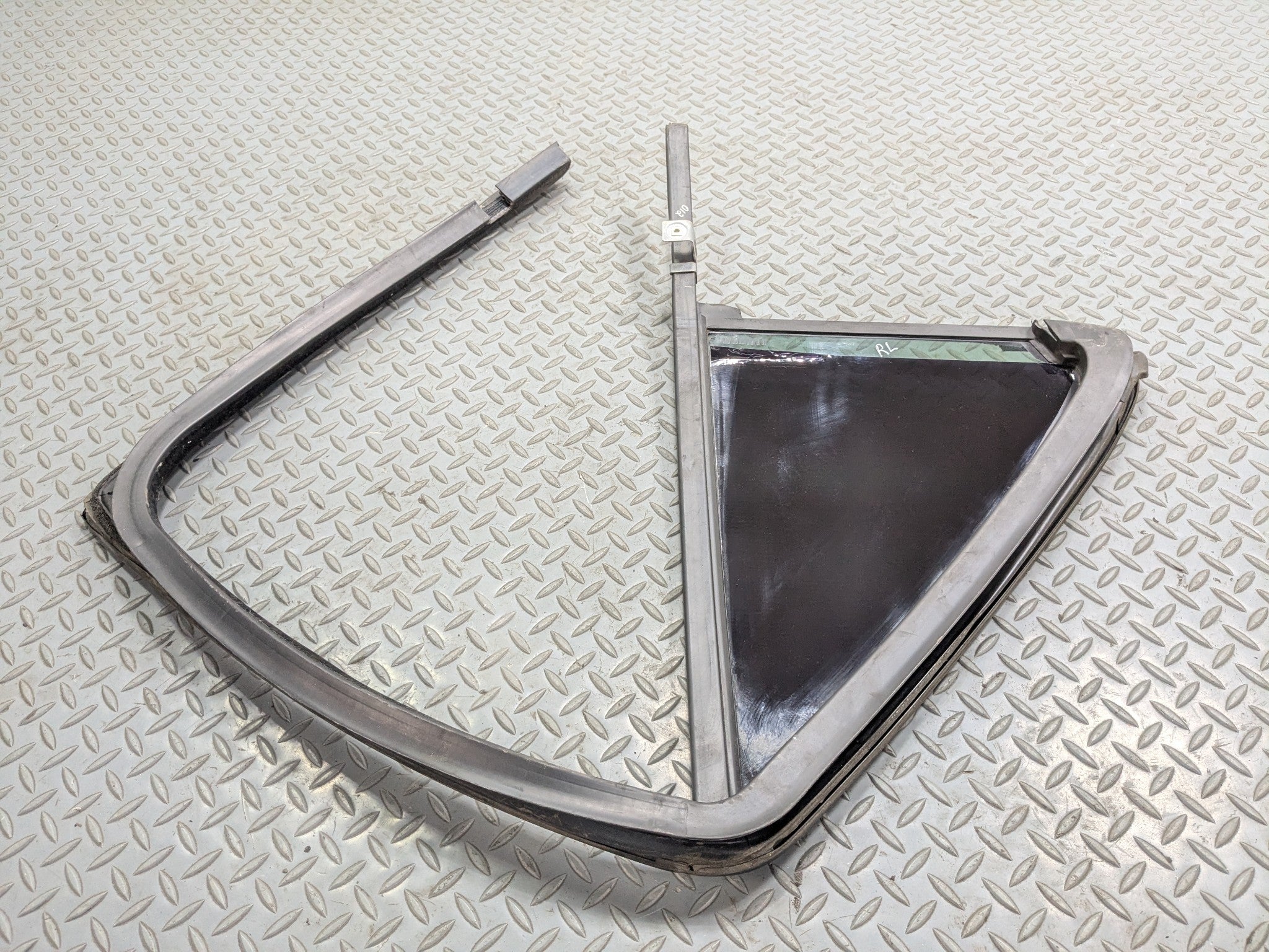 2004 - 2009 CADILLAC SRX OEM QUARTER VENT GLASS WINDOW ASSEMBLY REAR LEFT SIDE