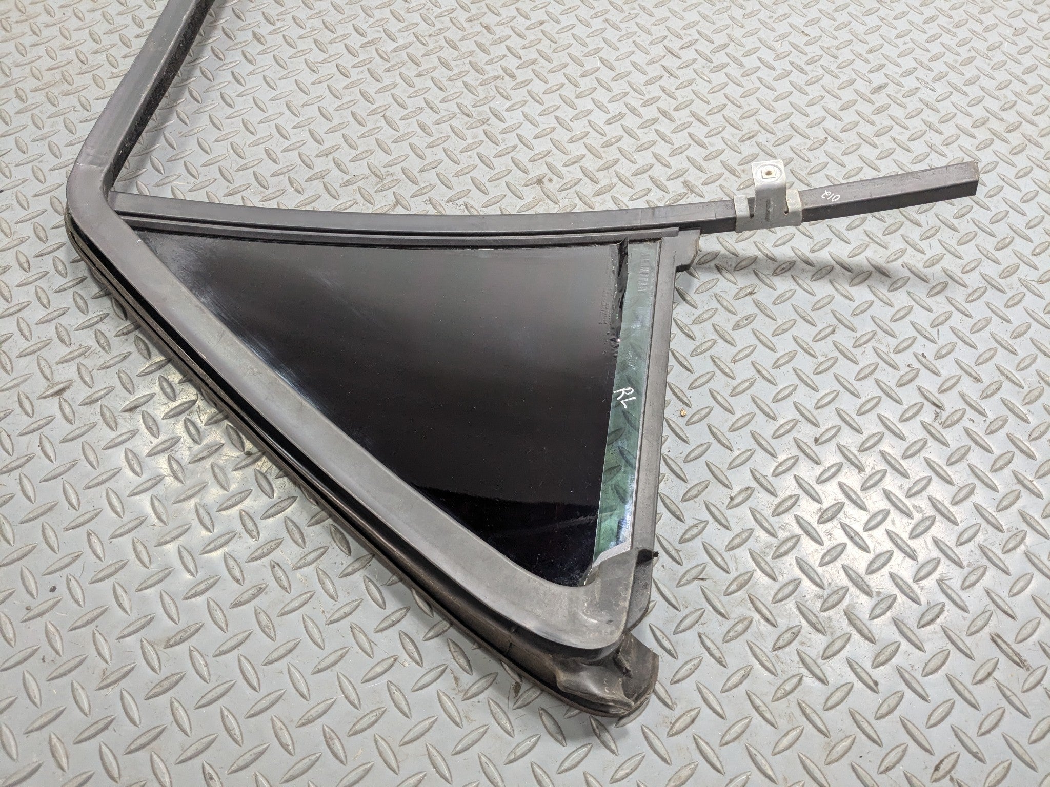 2004 - 2009 CADILLAC SRX OEM QUARTER VENT GLASS WINDOW ASSEMBLY REAR LEFT SIDE